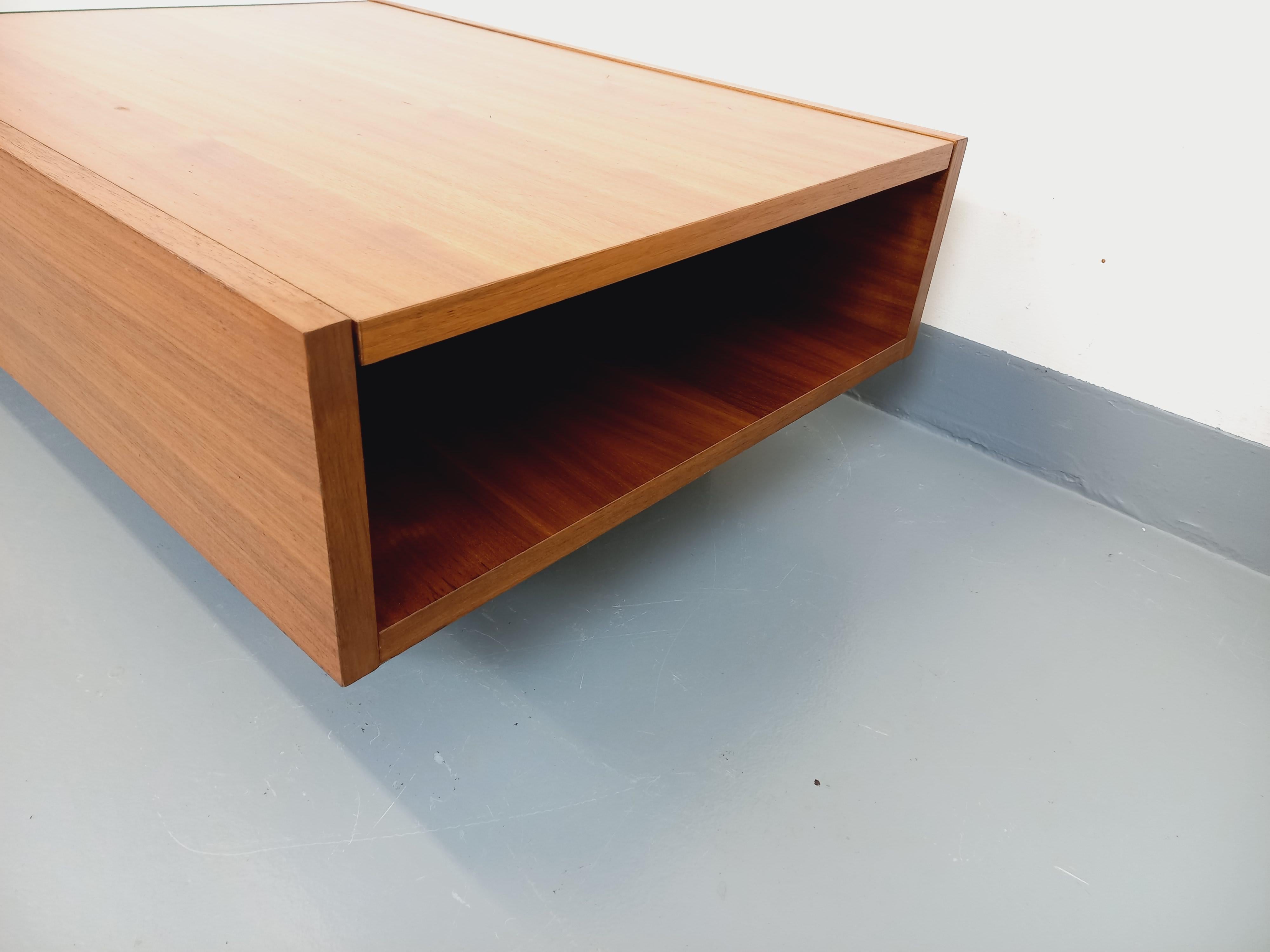 Mid-20th Century Table basse rectangulaire moderniste vintage avec niches en teck et verre
