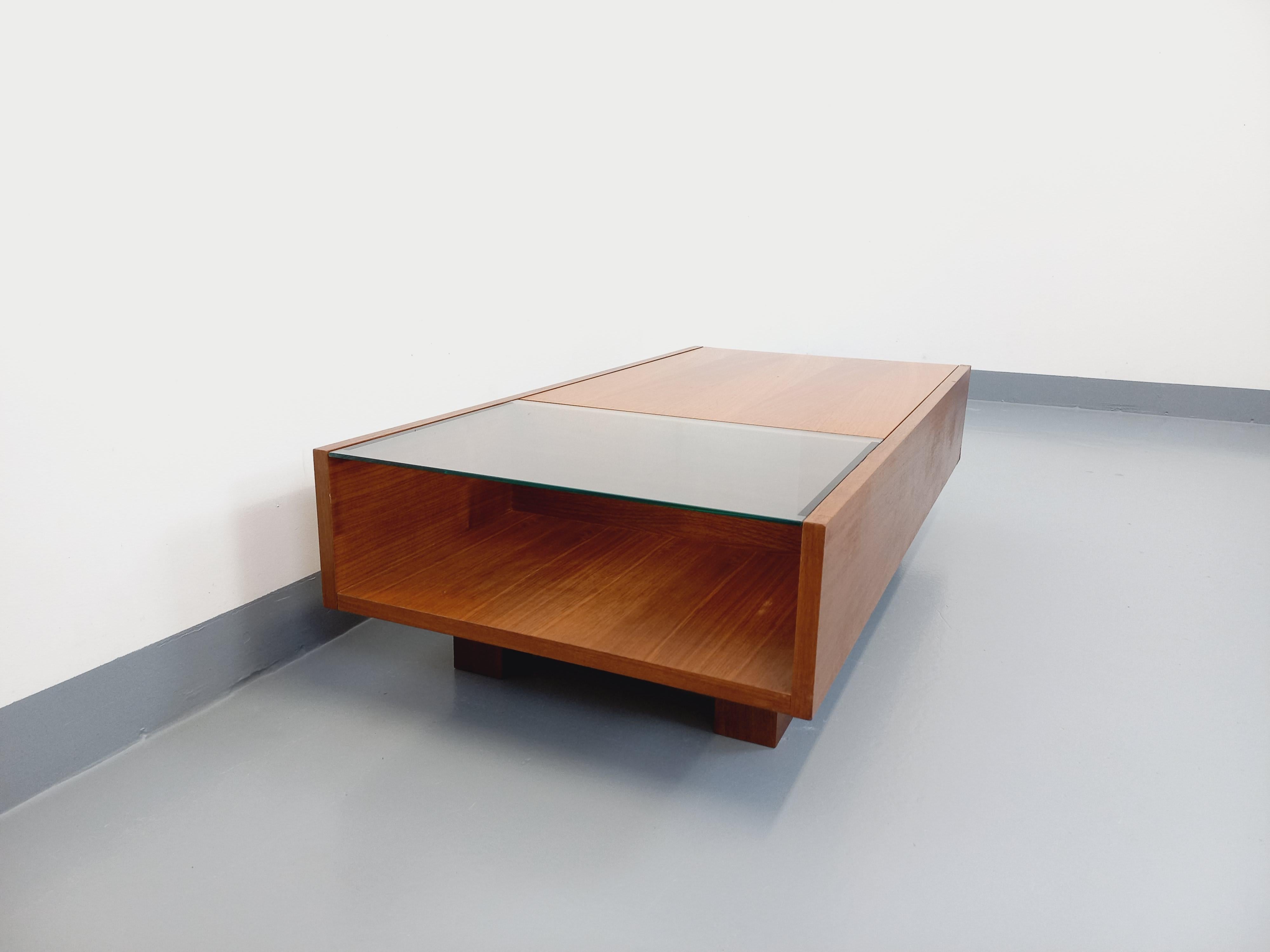 Teck Table basse rectangulaire moderniste vintage avec niches en teck et verre