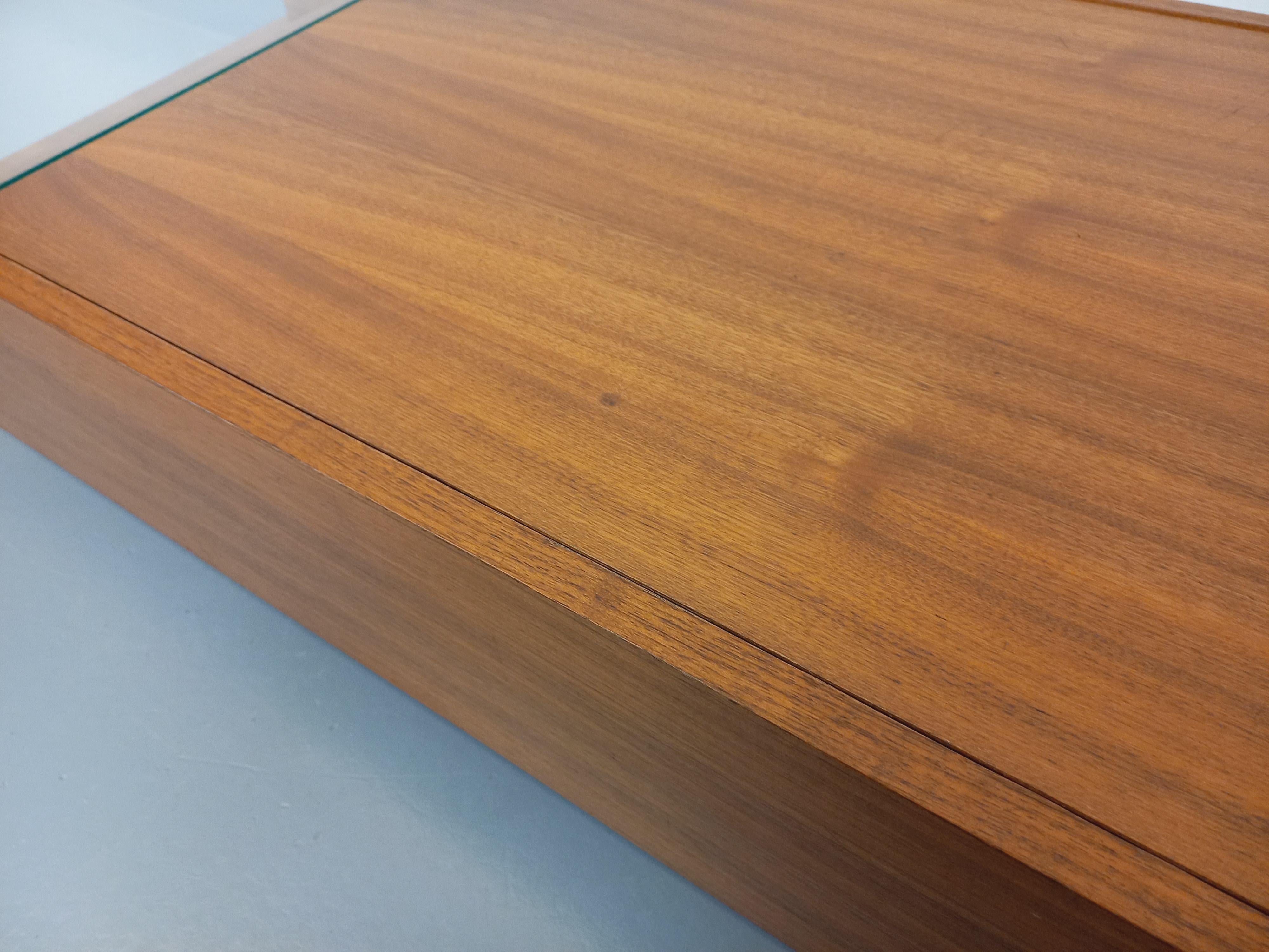 Teak Table basse rectangulaire moderniste vintage avec niches en teck et verre