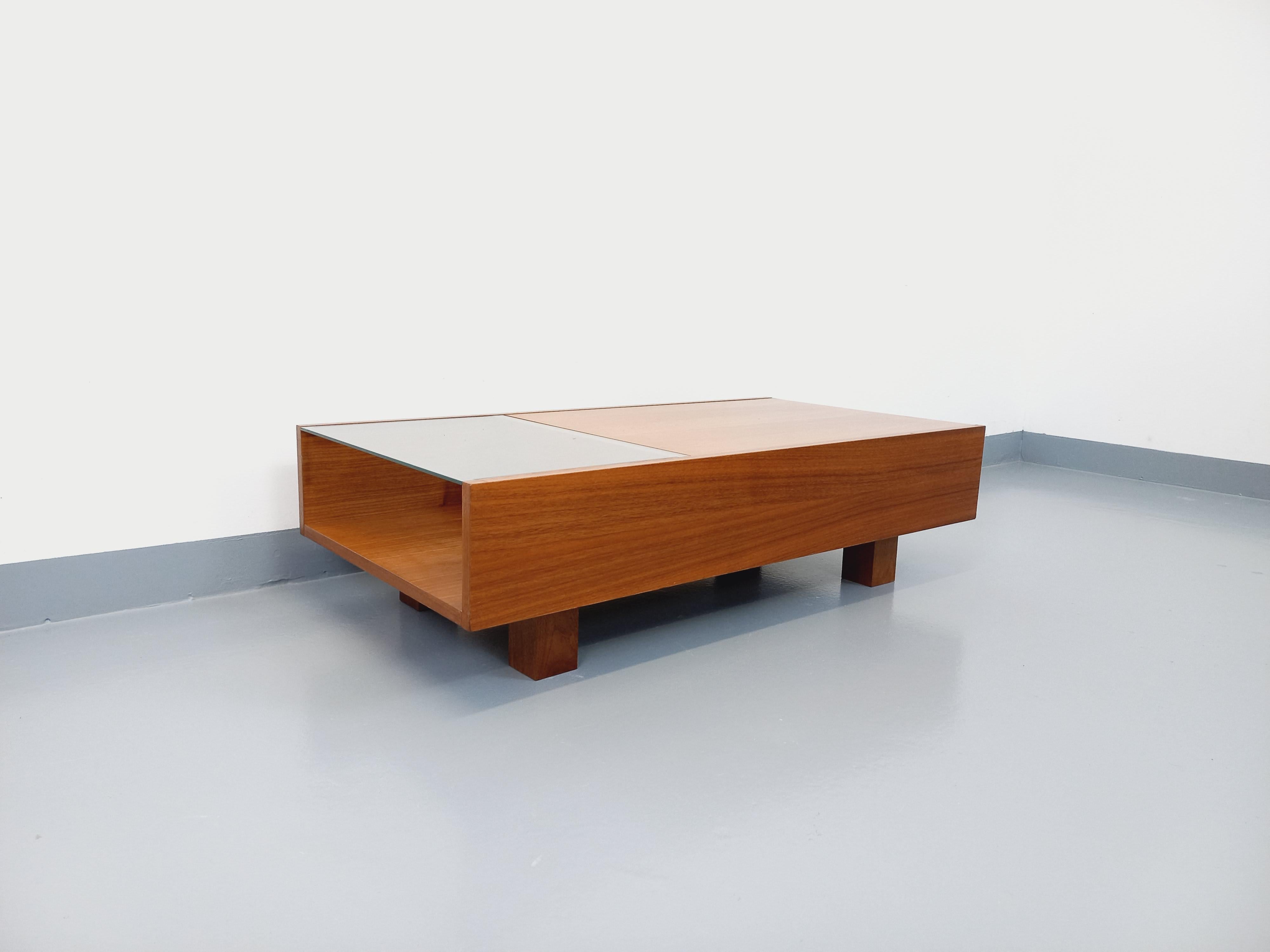 Table basse rectangulaire moderniste vintage avec niches en teck et verre 1