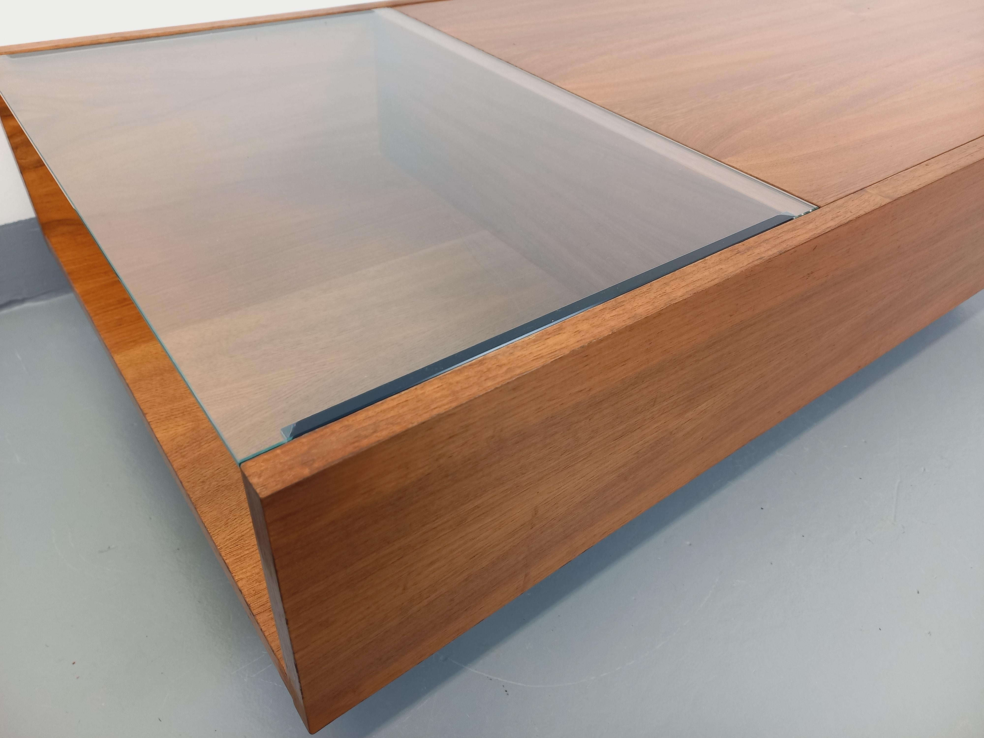 Table basse rectangulaire moderniste vintage avec niches en teck et verre 1