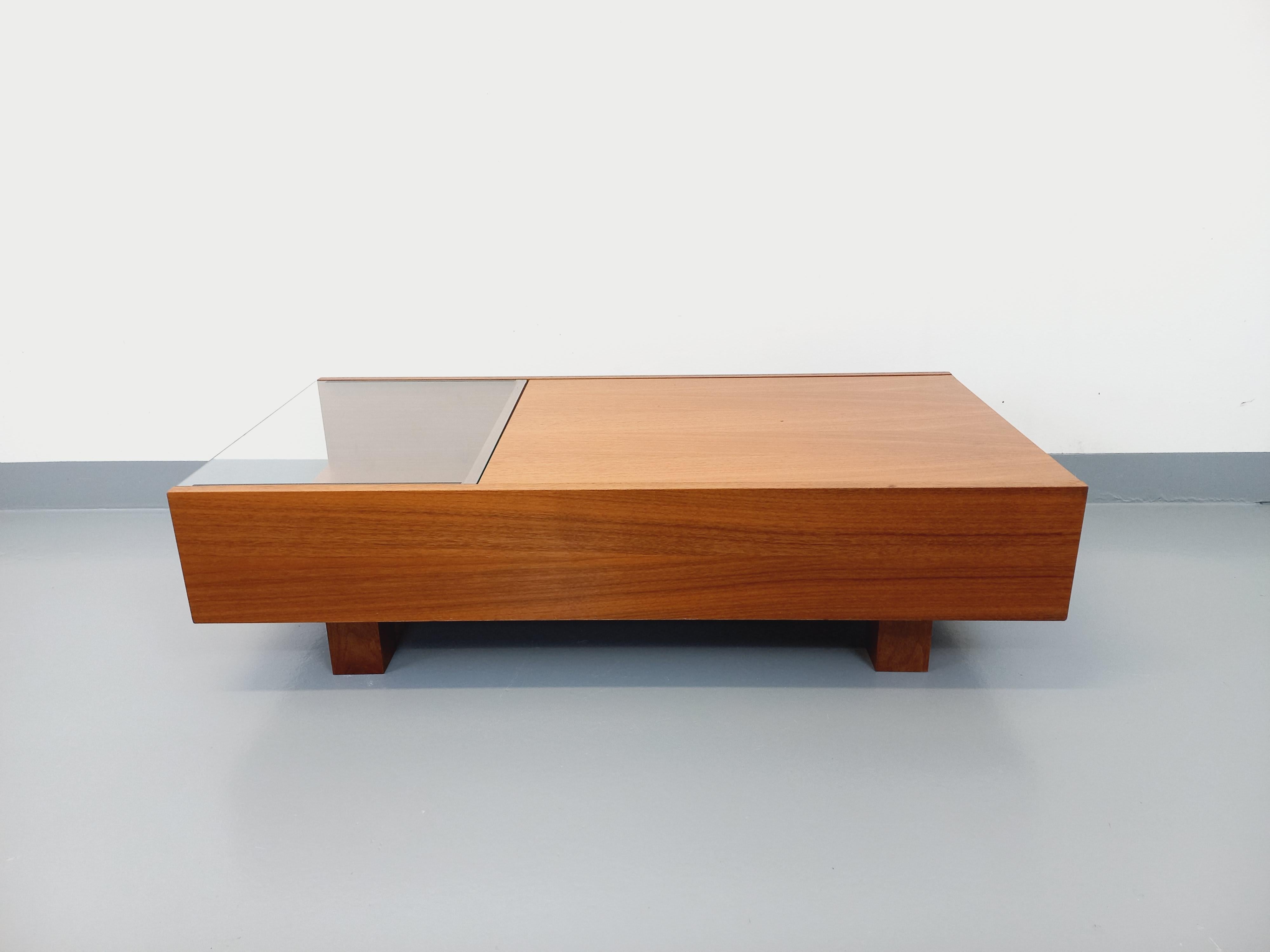 Table basse rectangulaire moderniste vintage avec niches en teck et verre 2