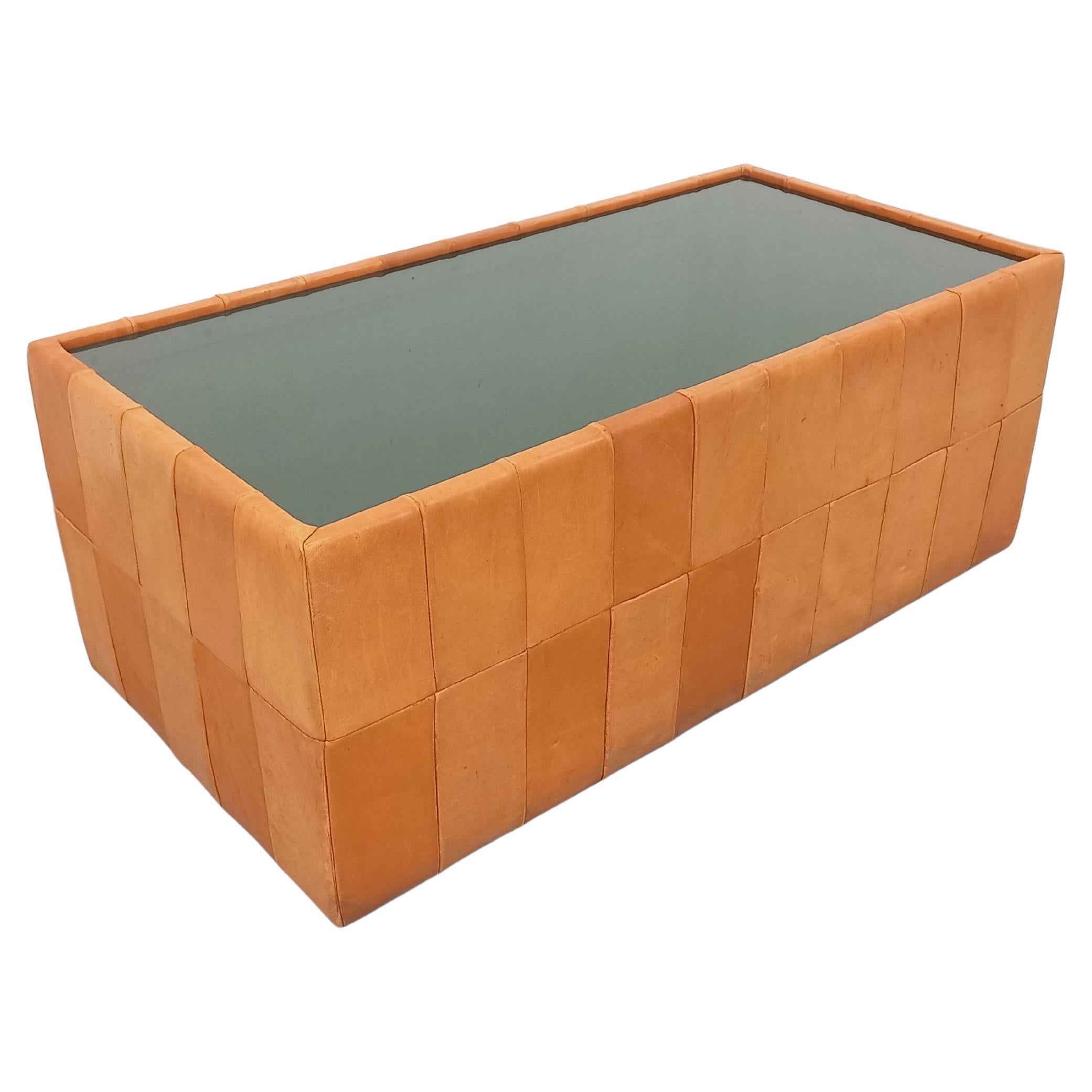 Table basse rectangulaire suisse vintage De Sede en verre fumé et cuir im Angebot