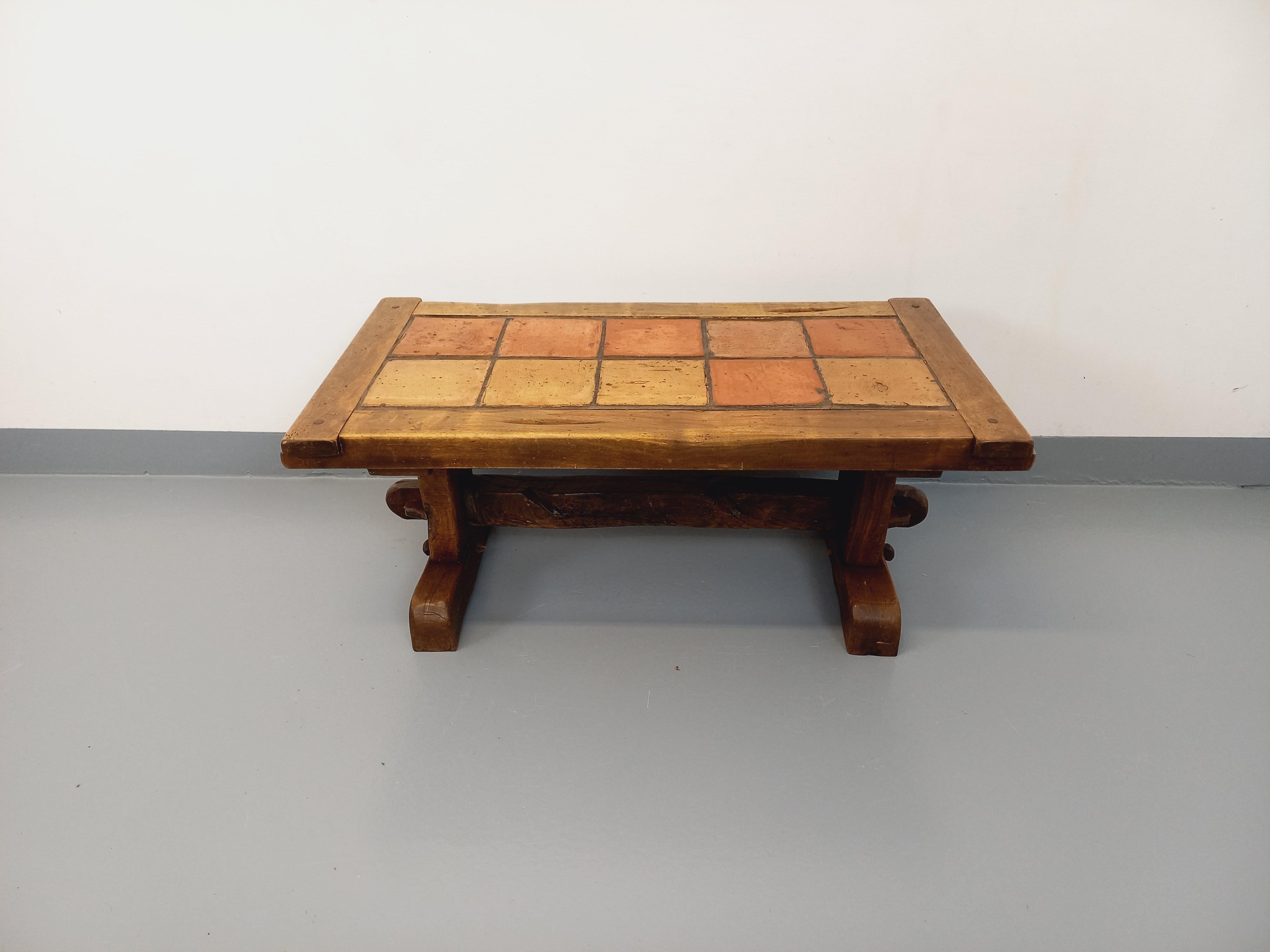 Table basse vintage rectangulaire style brutaliste rustique des années 60 70, piétement et structure en bois de chêne massif, et plateau en chêne massif et céramique dans les tons brique, bon état général avec patine du temps qui passe.
Ref 241