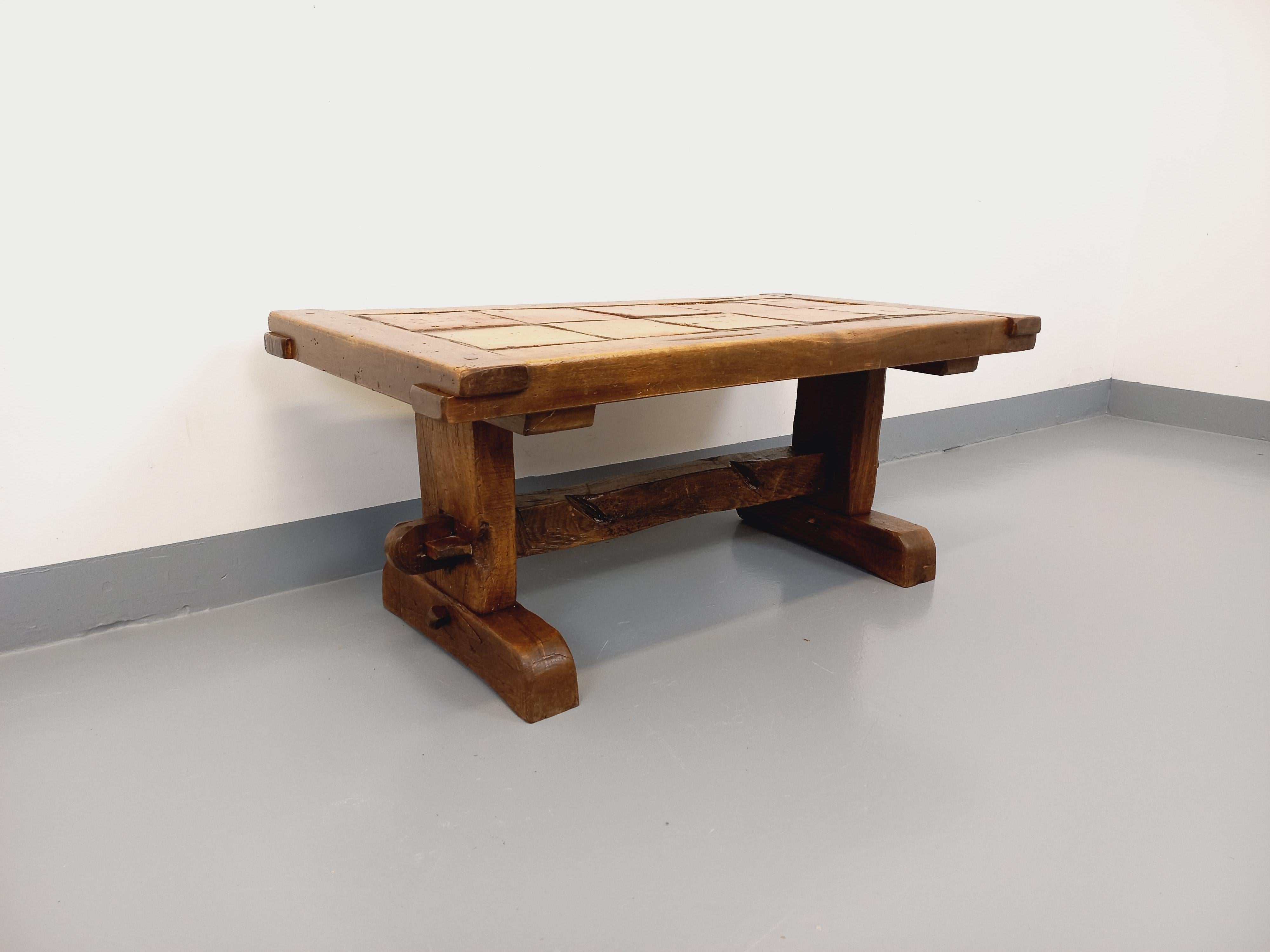 Rechteckiger, rustikaler Vintage-Tisch aus massivem Céramique-Material (Französisch) im Angebot