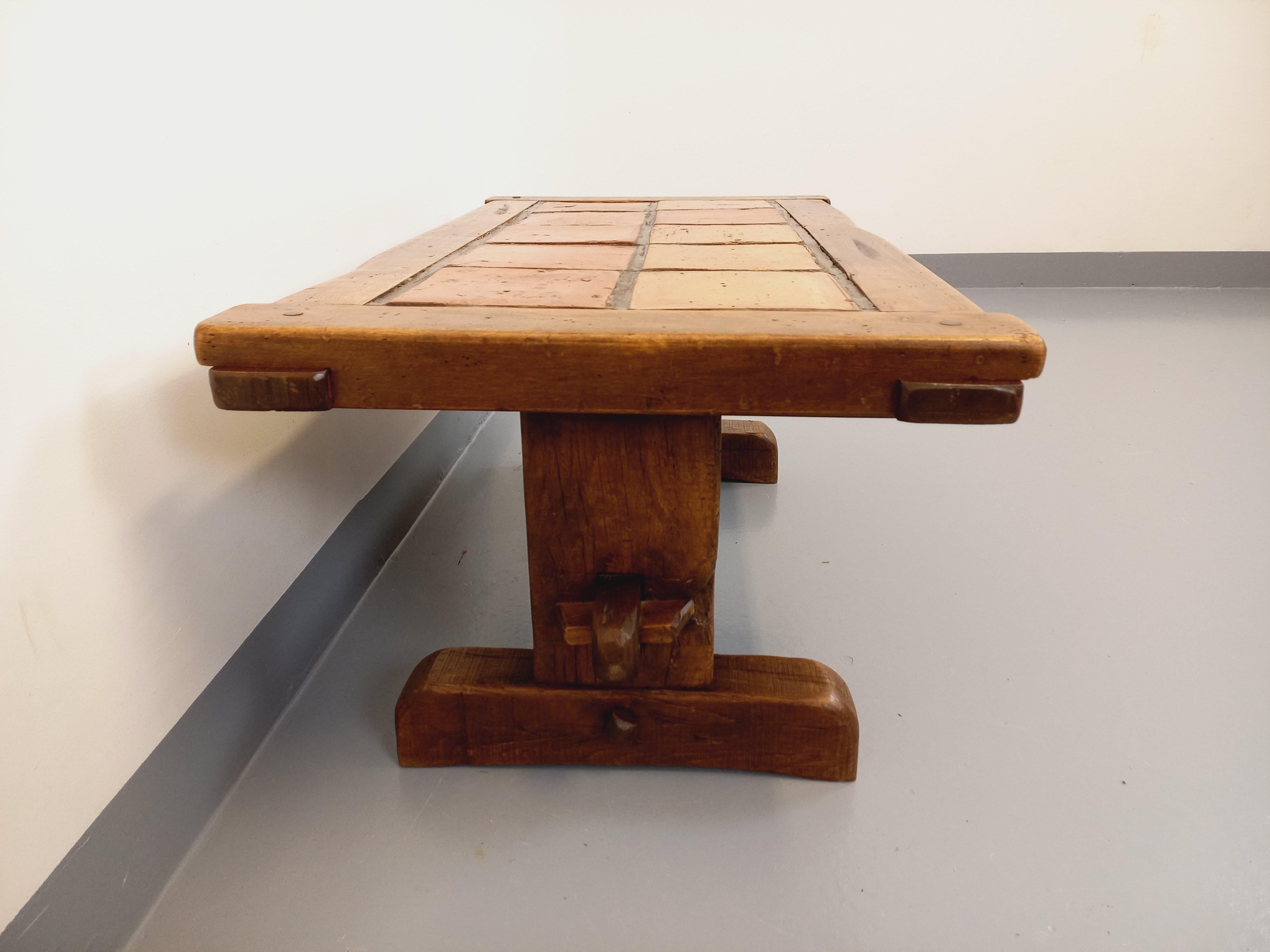 Rechteckiger, rustikaler Vintage-Tisch aus massivem Céramique-Material im Zustand „Gut“ im Angebot in BESANÇON, FR
