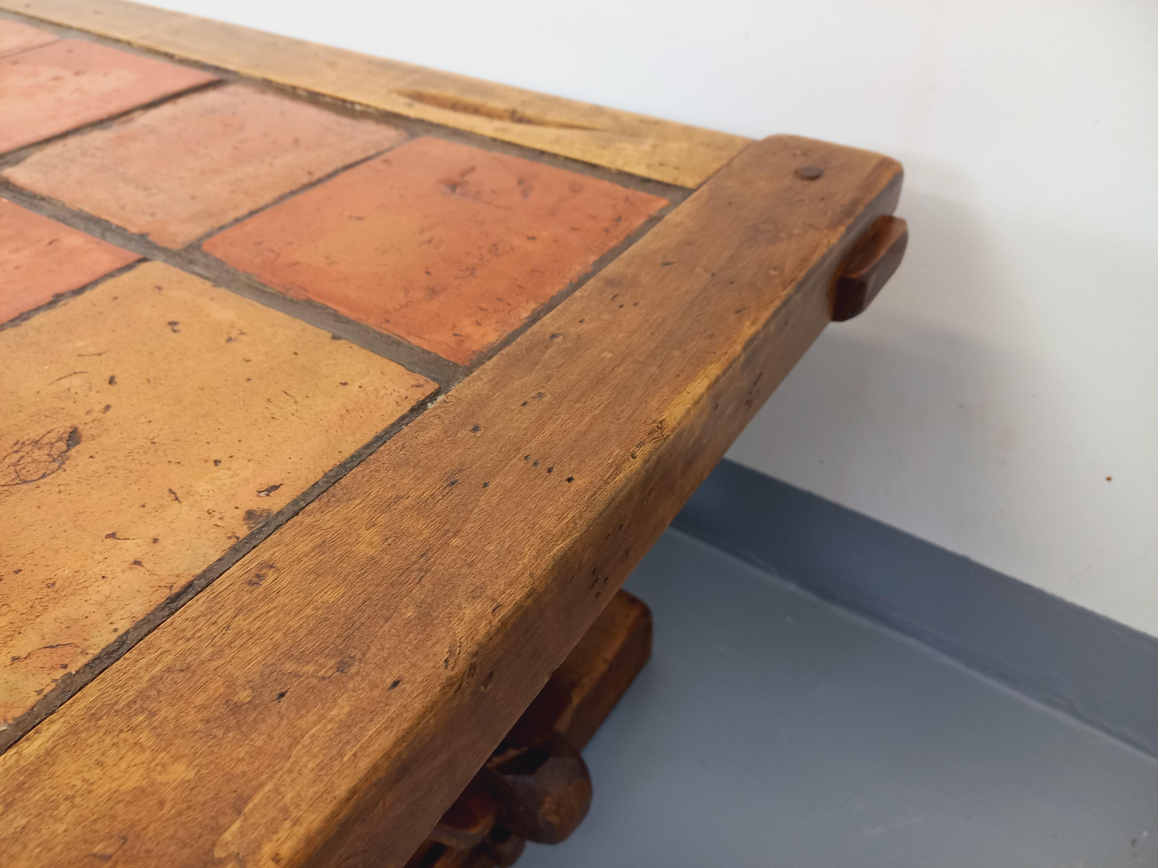 Rechteckiger, rustikaler Vintage-Tisch aus massivem Céramique-Material im Angebot 1
