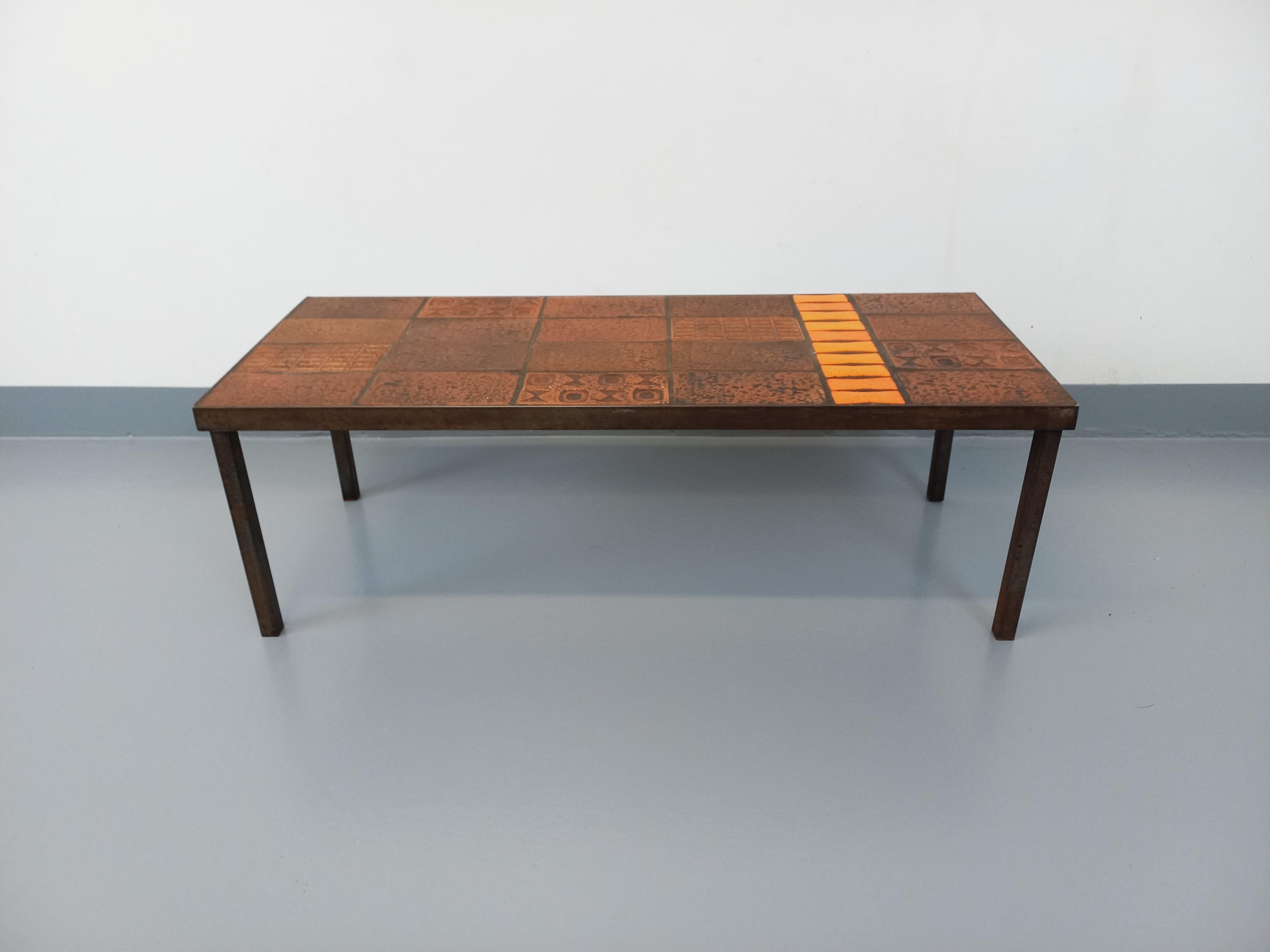 Rechteckiger Basistisch aus den 60er Jahren, Jean Jaffeux zugeschrieben, im Stil von Roger Capron, Gestell und Struktur aus Edelstahl, rechteckige Platte aus wunderschönem Vallauris-Kunststoff mit abstrakten Motiven, die in den braunen und