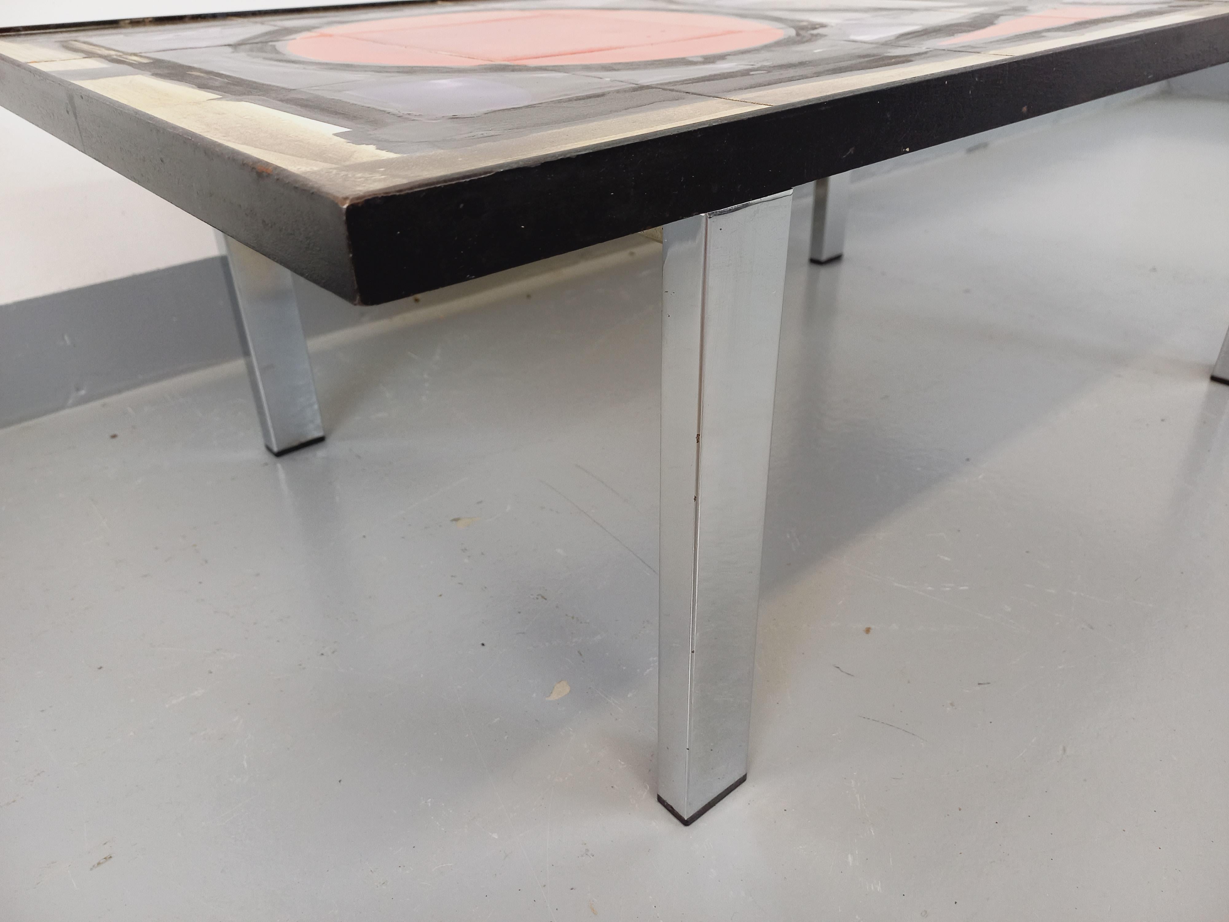 Table basse rectangulaire vintage en métal chromé et céramique Juliette Belarti 3