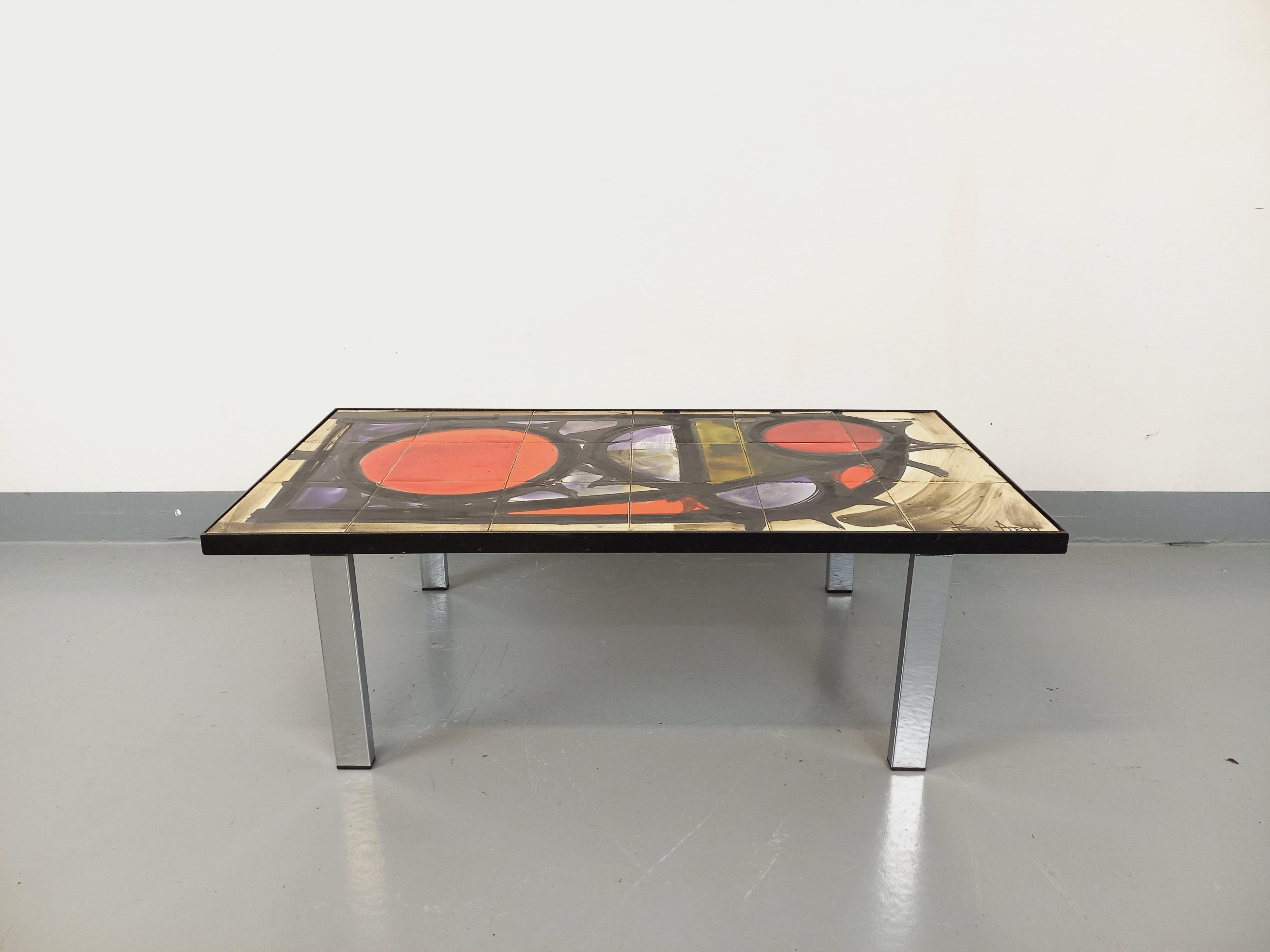 Table basse rectangulaire vintage des années 60, signée Juliette Belarti, pieds en métal chromé, plateau rectangle en très belle céramique à motifs colorés abstraits dans les tons violet, rouge, kaki, noir et beige. Très bon état.
Ref 240