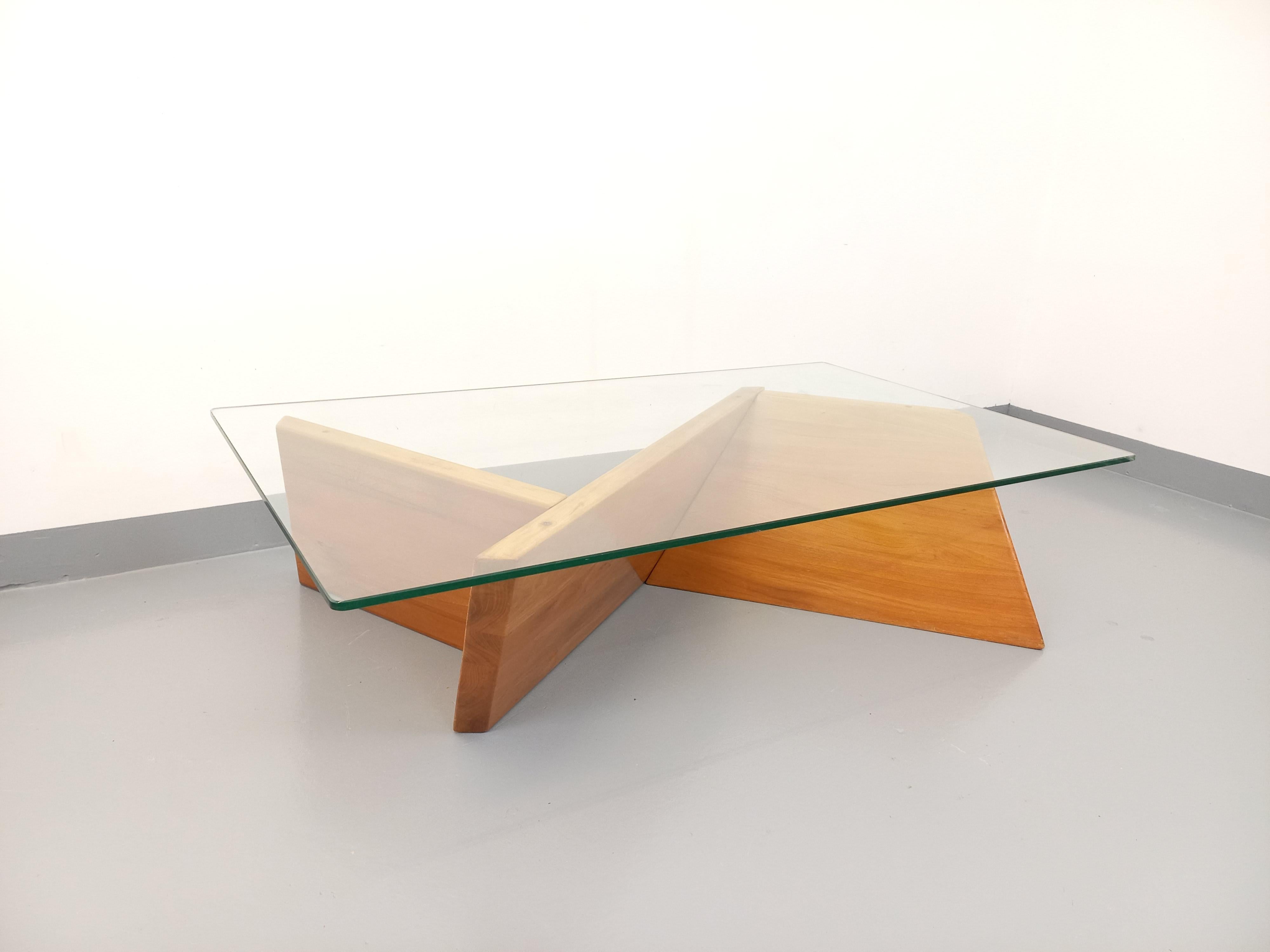 Table basse rectangulaire vintage des années 80, pied en orme blond massif, plateau en verre transparent rectangle, incroyable design, très bon état général du bois, plateau en verre épais avec des rayures d'usage des deux côtés.
Ref 230 451
Größe :