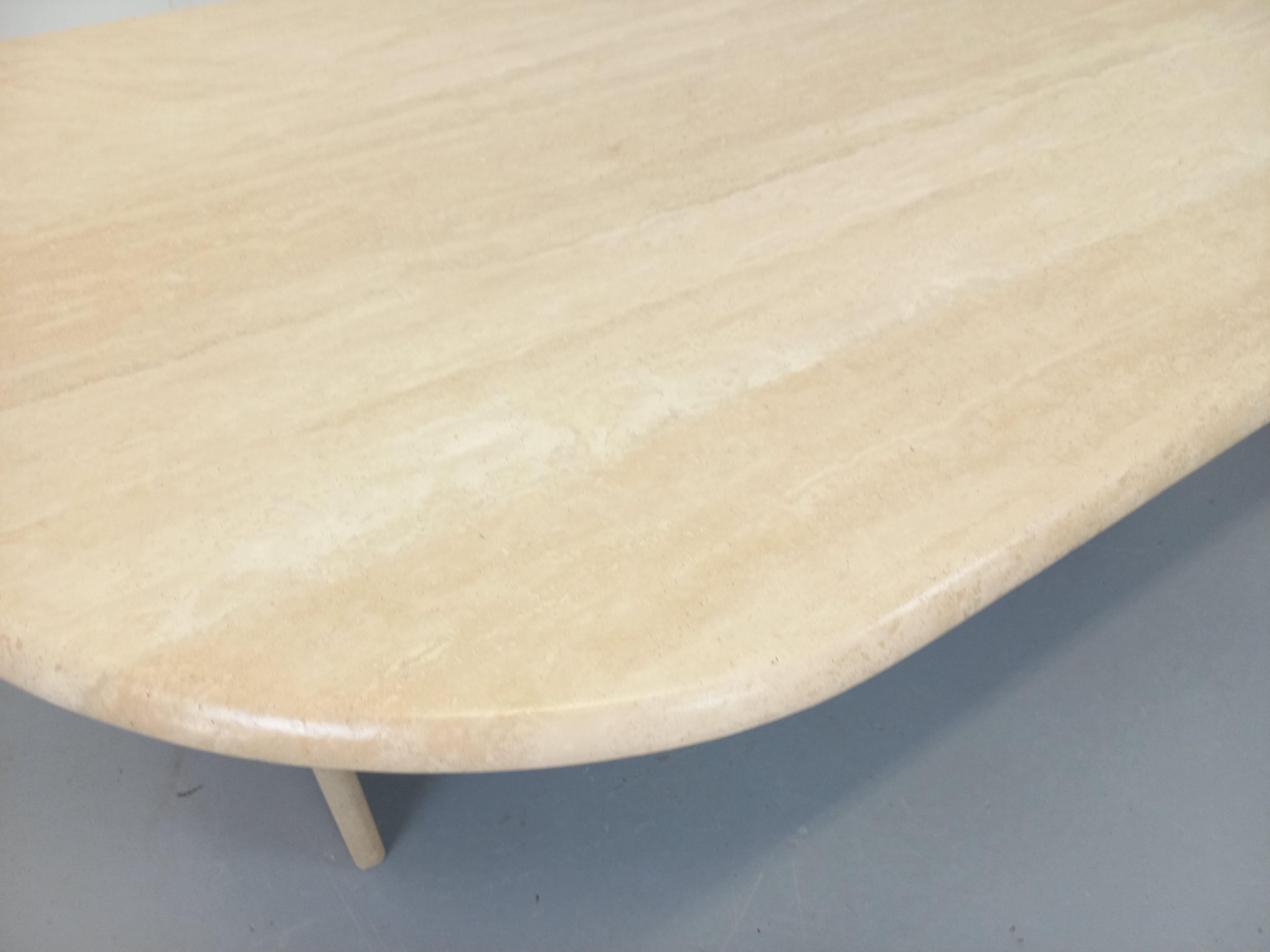 Table basse vintage des années 70, en travertin, forme rectangulaire arrondie sur deux angles (ou forme d'œil) et 2 pieds en angles à 2 pans, beau design, très bon état général avec des micro-rayures de surface sur le plateau.
Ref 240 705
Größe : 37