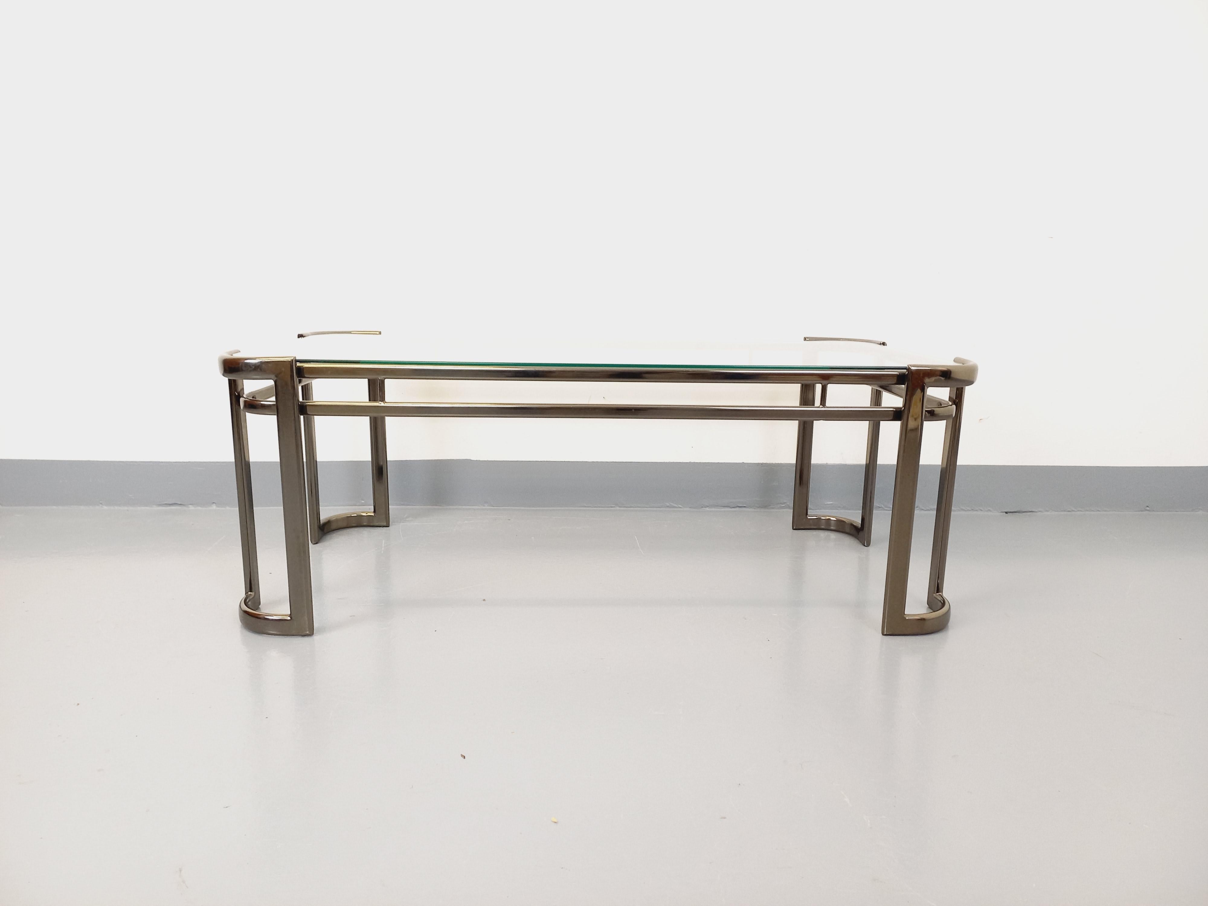Table basse vintage des années 70, design italien attribué à Milo Baughman pour Morex, plateau en verre transparent rectangulaire arrondi aux angles, structure et pieds en métal chromé foncé design, très bon état général avec quelques signes du