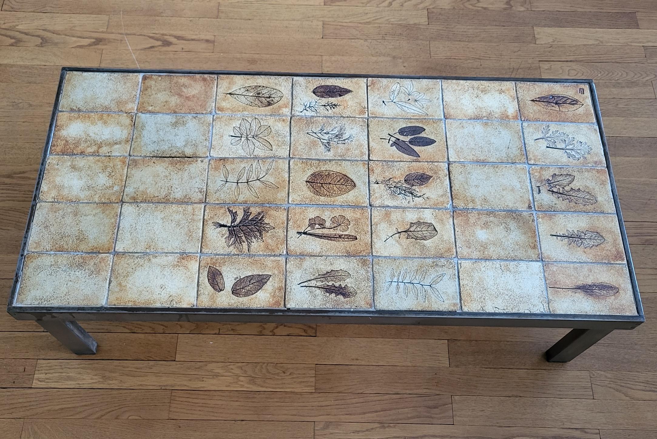 Découvrez la table basse Roger Capron, un véritable chef-d'œuvre du design français des années 1970, qui évoque l'esprit contemporain de Picasso. Provenant de la magnifique Côte d'Azur, cette pièce emblématique allie harmonieusement fonctionnalité