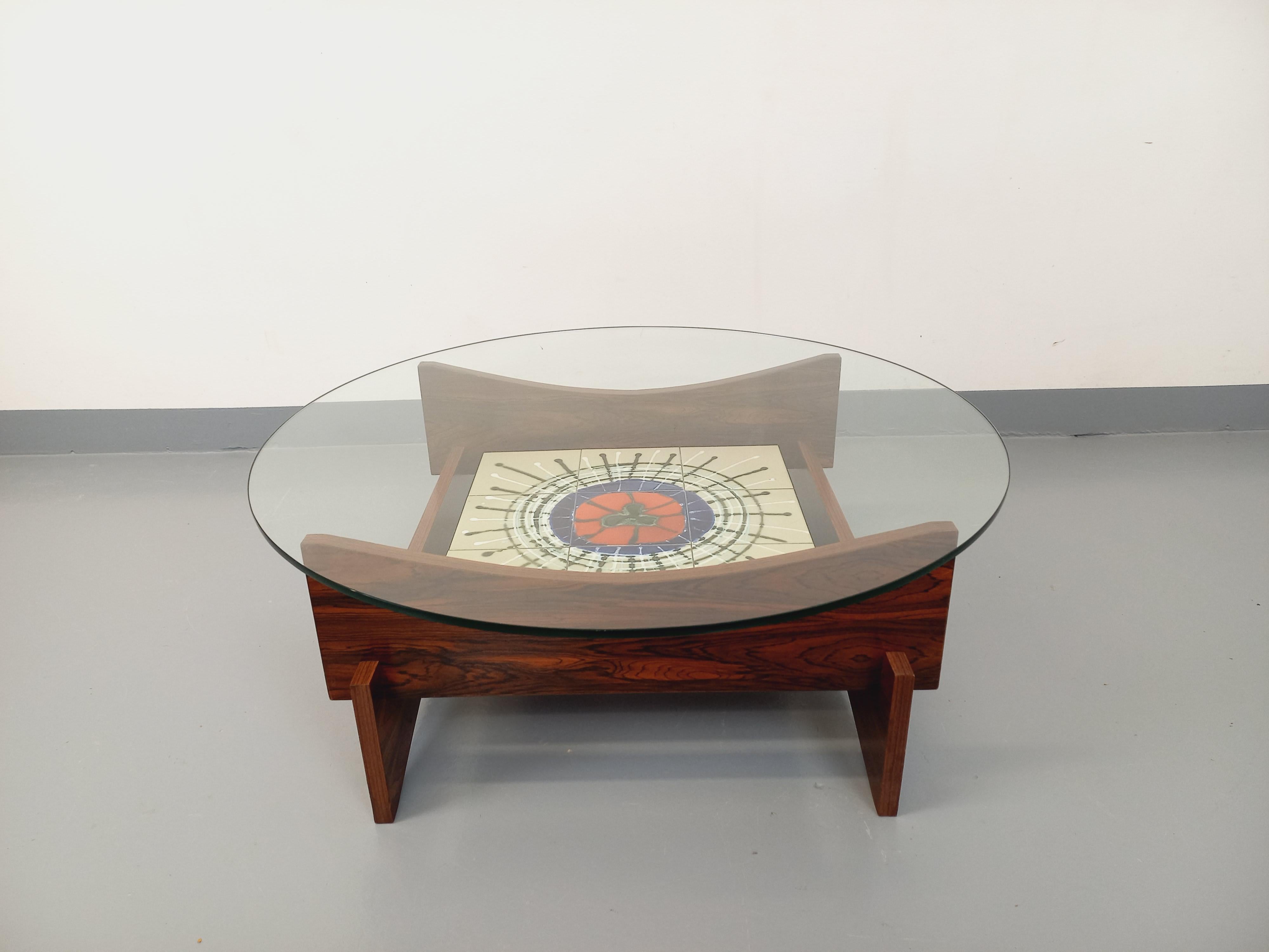 Table basse à 2 plateaux vintage des années 60 70, très beau design tout en courbes, plateau supérieur rond en verre transparent épais, plateau inférieur porte-revue carré en métal noir et céramique de Vallauris à motifs géométriques dans les tons