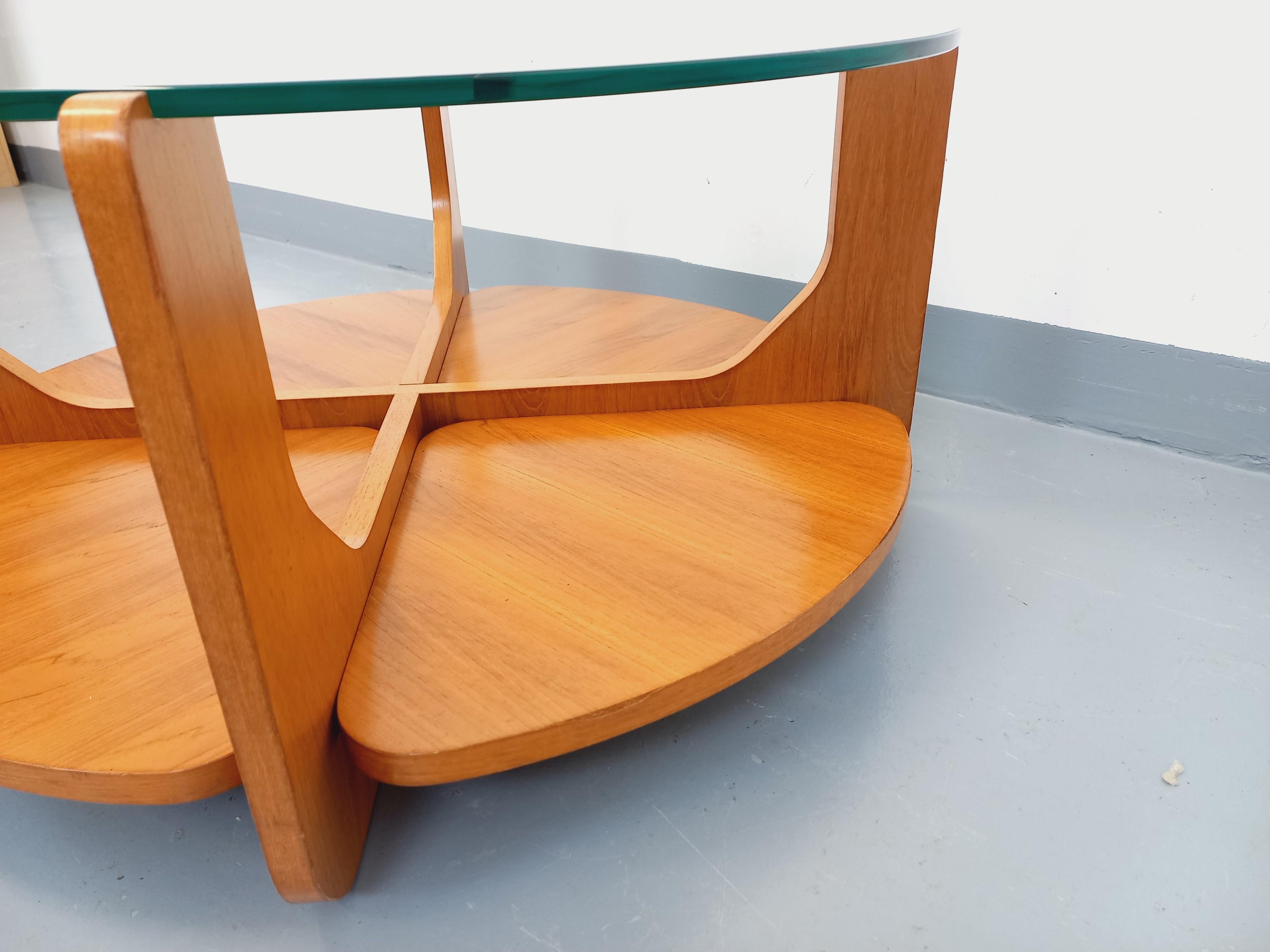 Scandinavo moderno Table basse ronde à 2 plateaux vintage de Hugues Poignant, en teck et verre in vendita