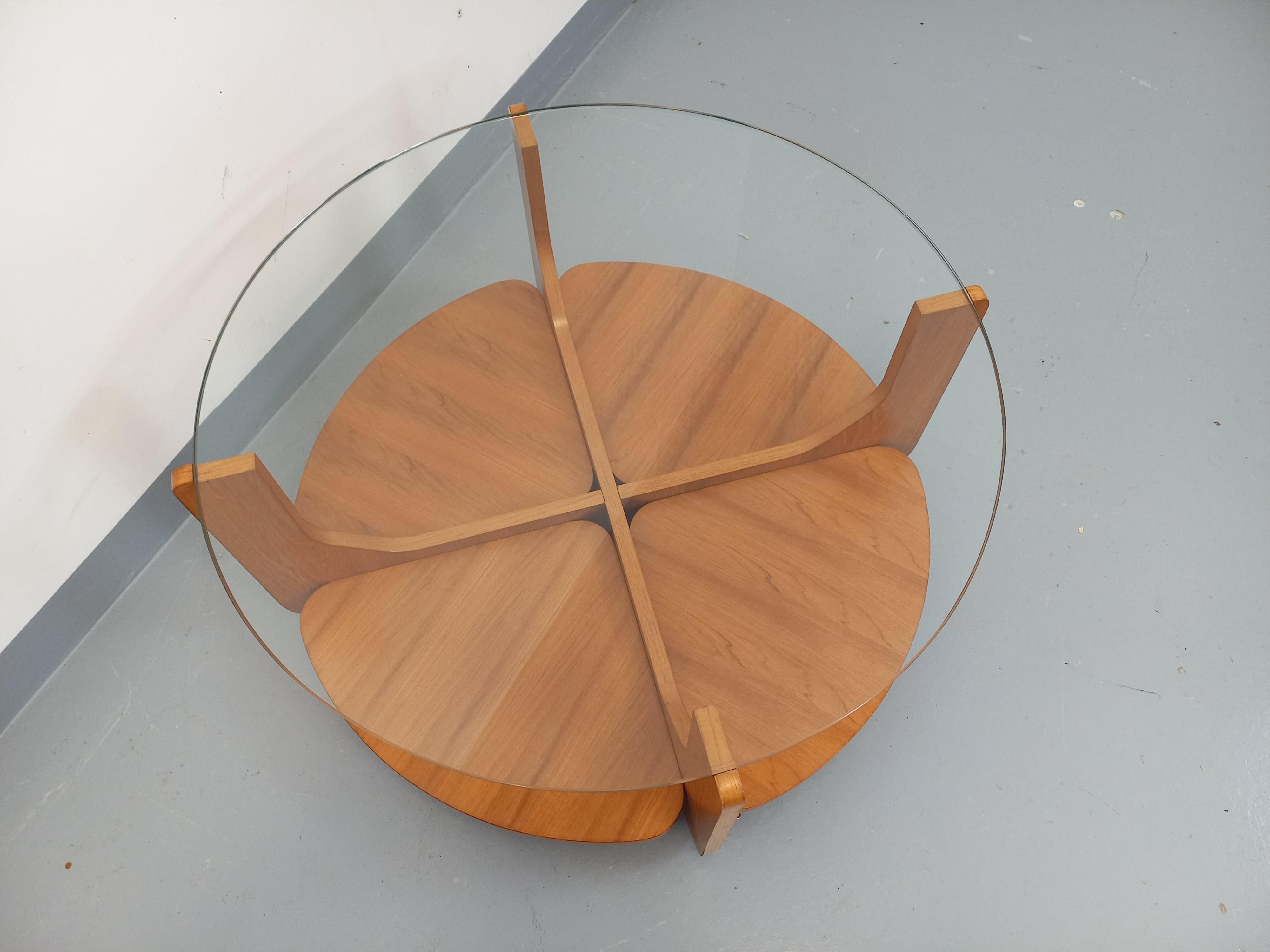 Teak Table basse ronde à 2 plateaux vintage de Hugues Poignant, en teck et verre in vendita