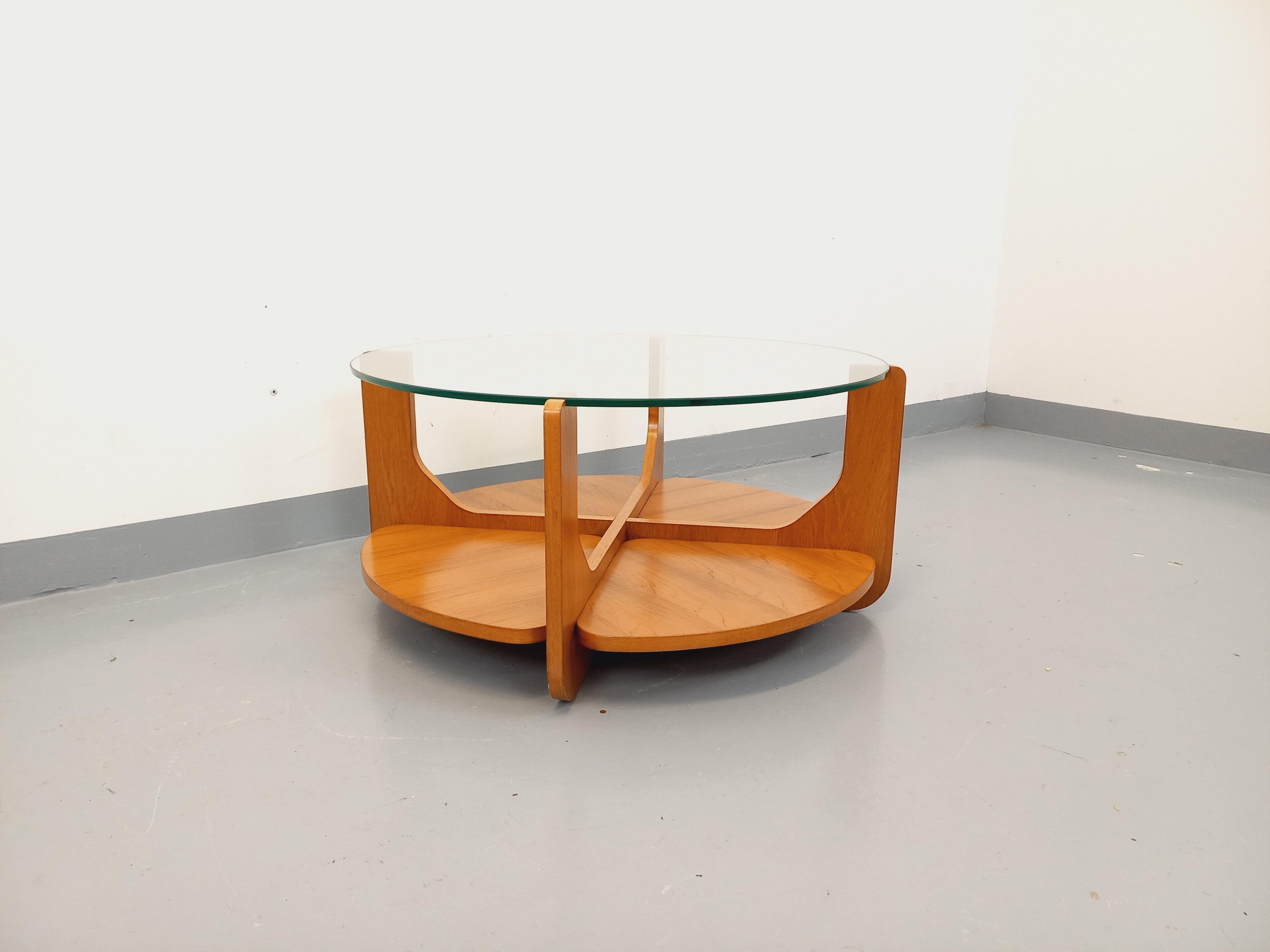 Table basse ronde à 2 plateaux vintage de Hugues Poignant, en teck et verre in vendita 1