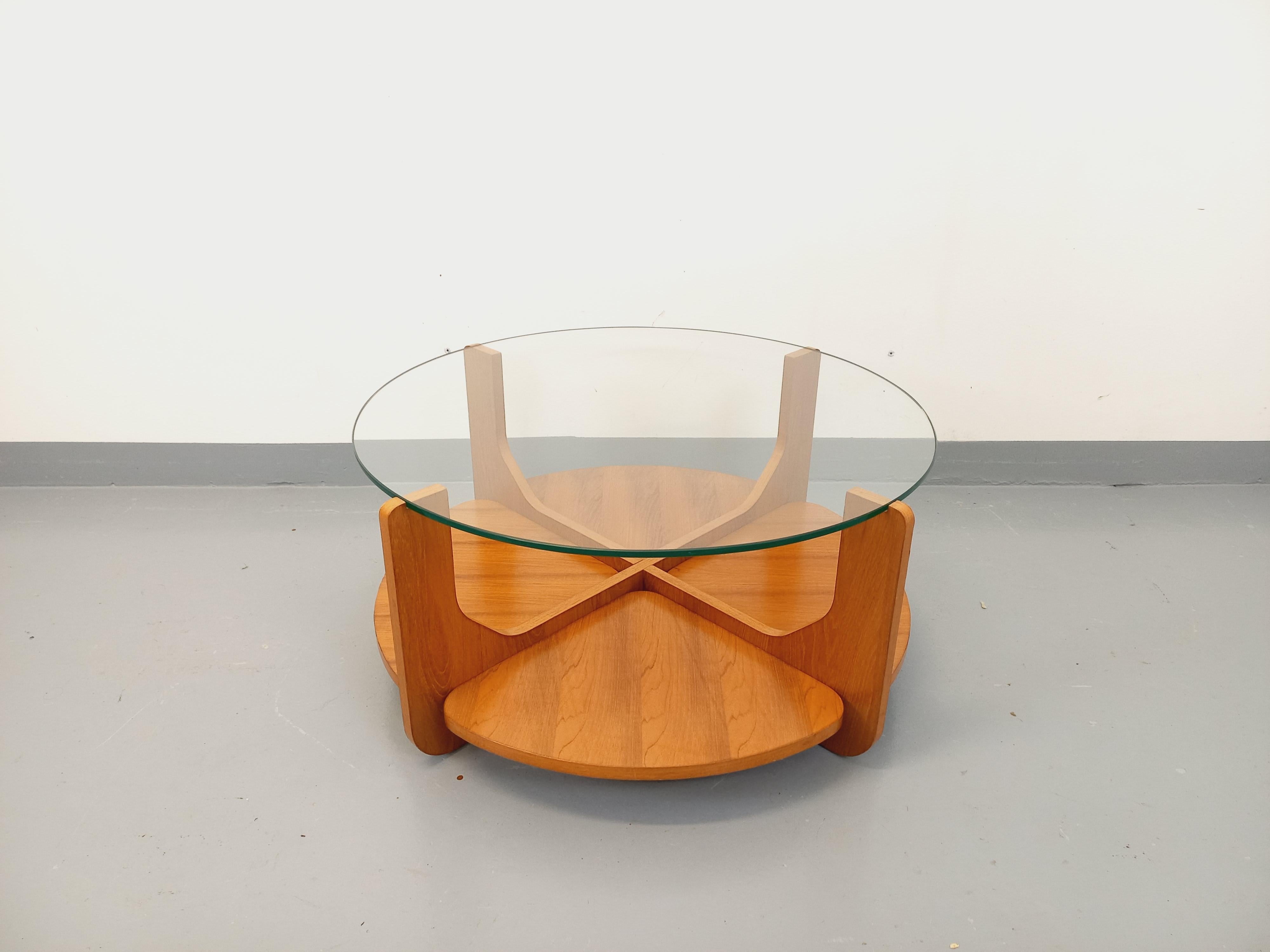 Table basse ronde à 2 plateaux vintage de Hugues Poignant, en teck et verre in vendita 2
