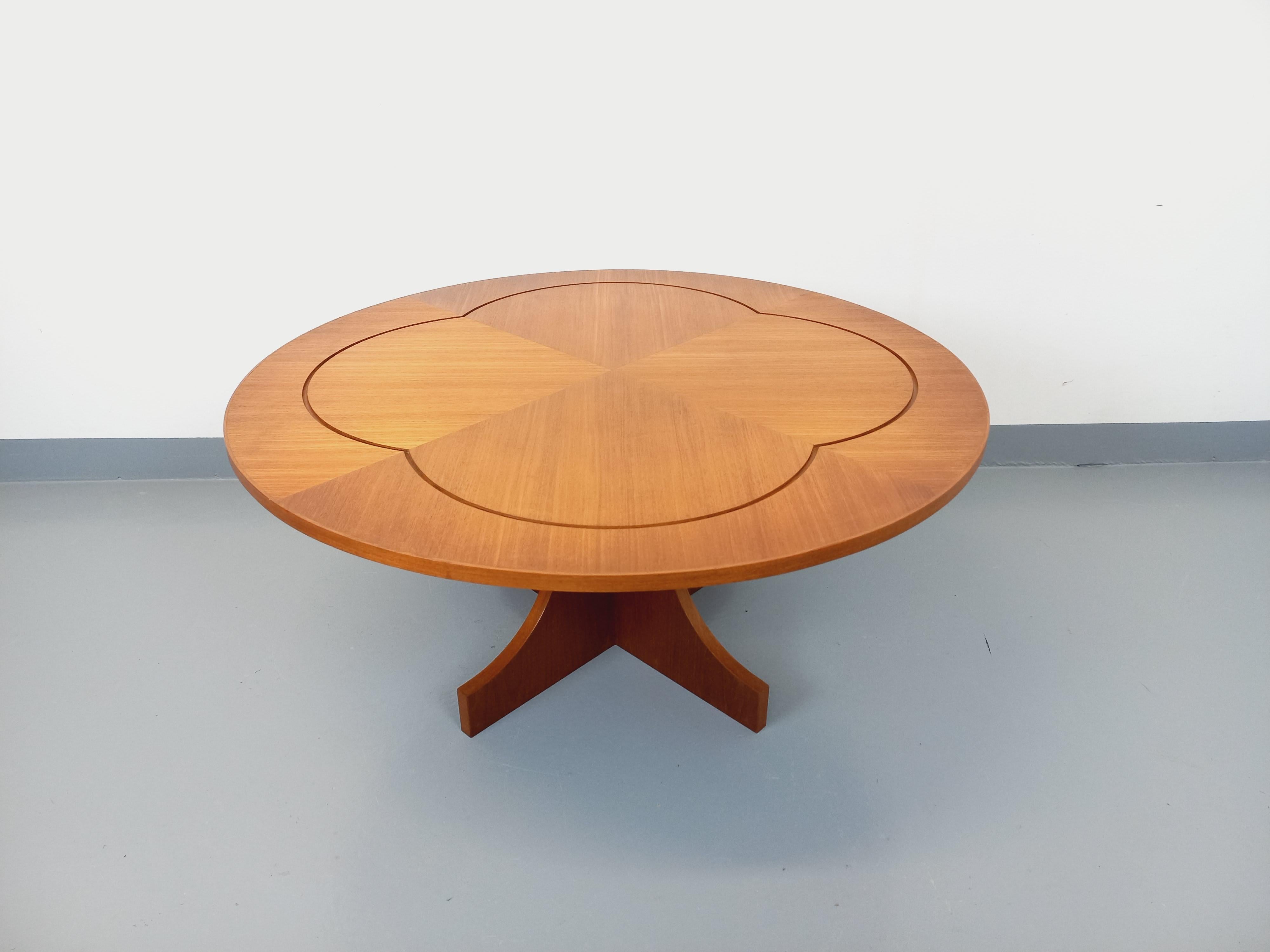 Tavolo basso anglaise vintage degli anni '60, in teck, plateau rond tipo marqueterie, motivo rainuré nel plateau, joli pied central à 4 pans, très bon état général.
Rif. 250 127
Altezza: 49 cm
Dimensioni: 102 cm
Profondeur : 102 cm
