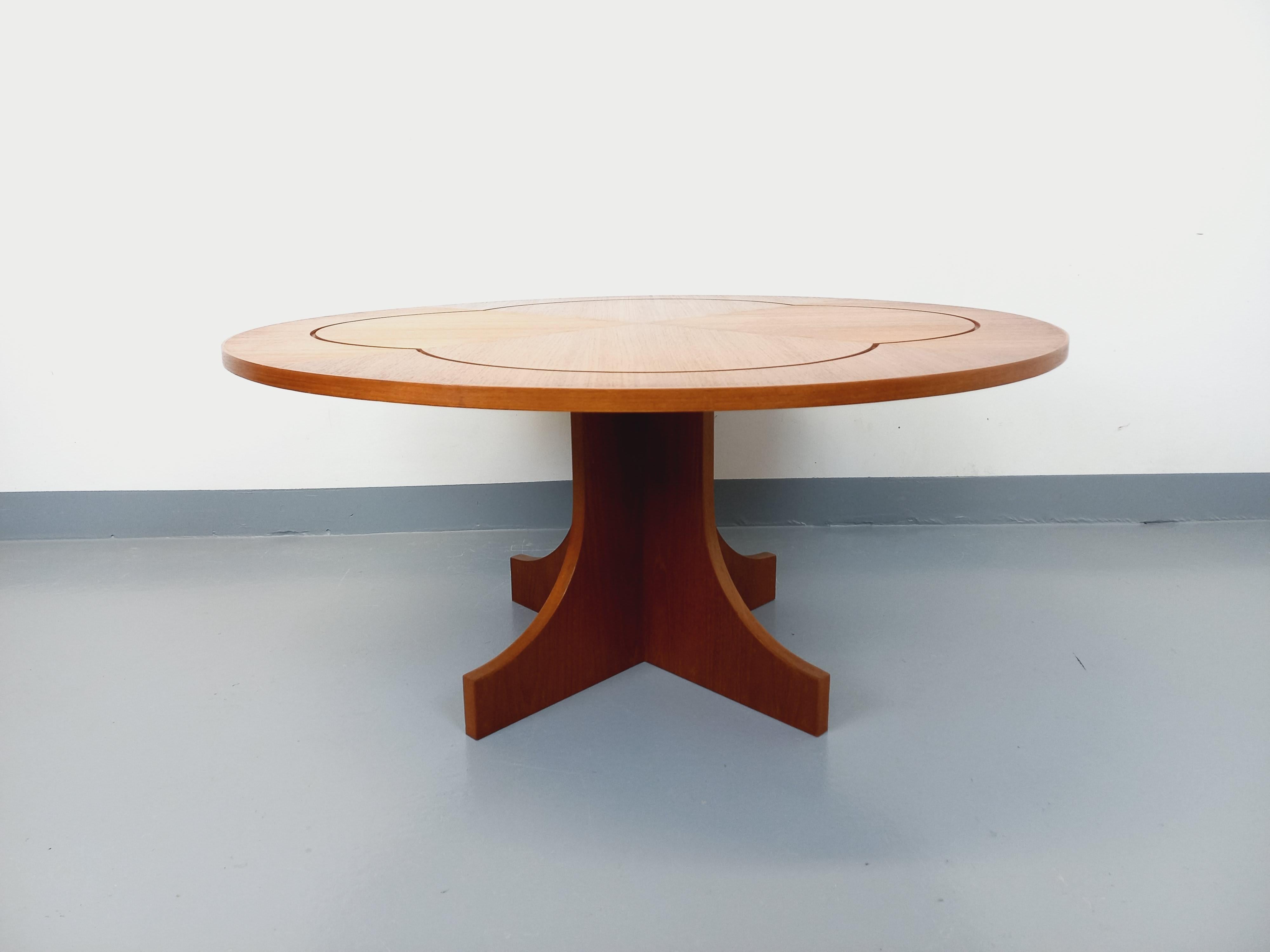 Mid-Century moderno Tavolo basso ronde anglaise vintage en teck degli anni '60 in vendita