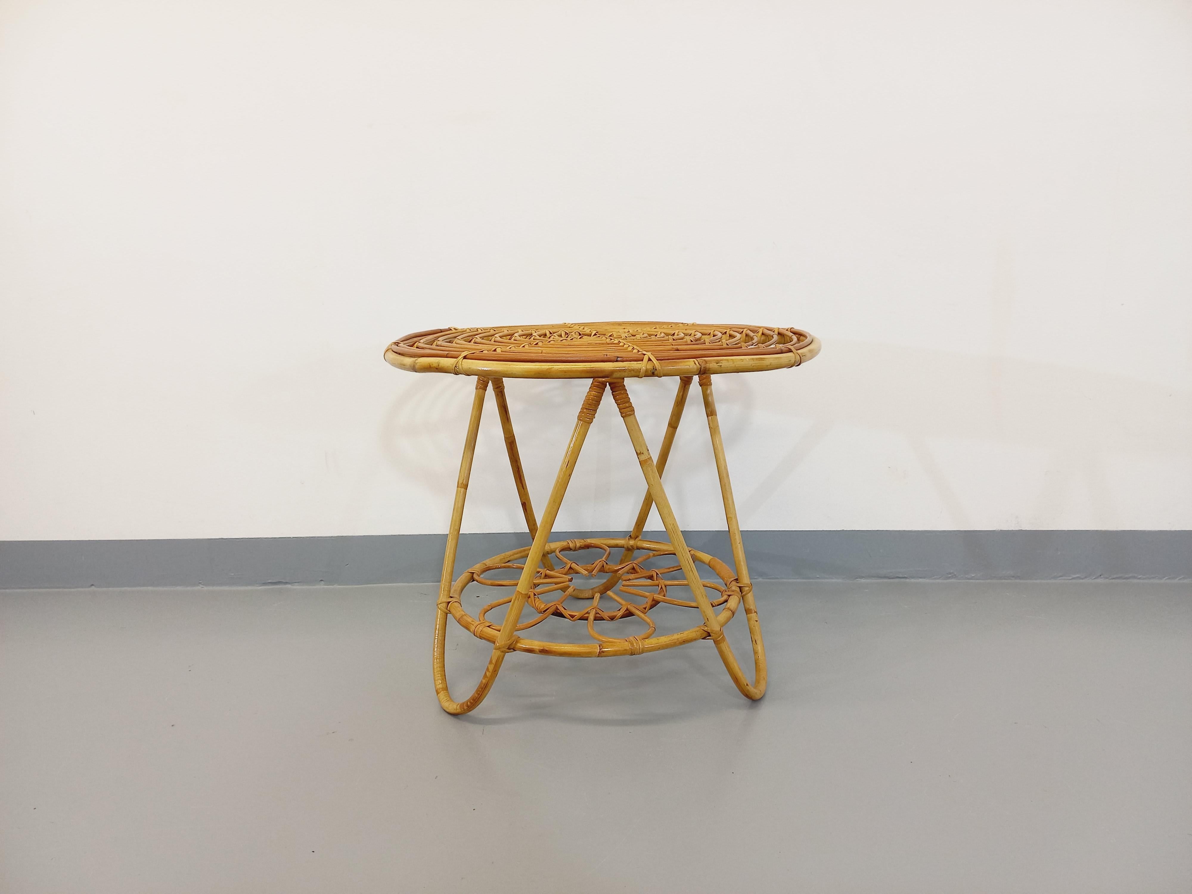 Table basse ronde avec plateau porte-revue en rotin vintage des années 60 en vente 3
