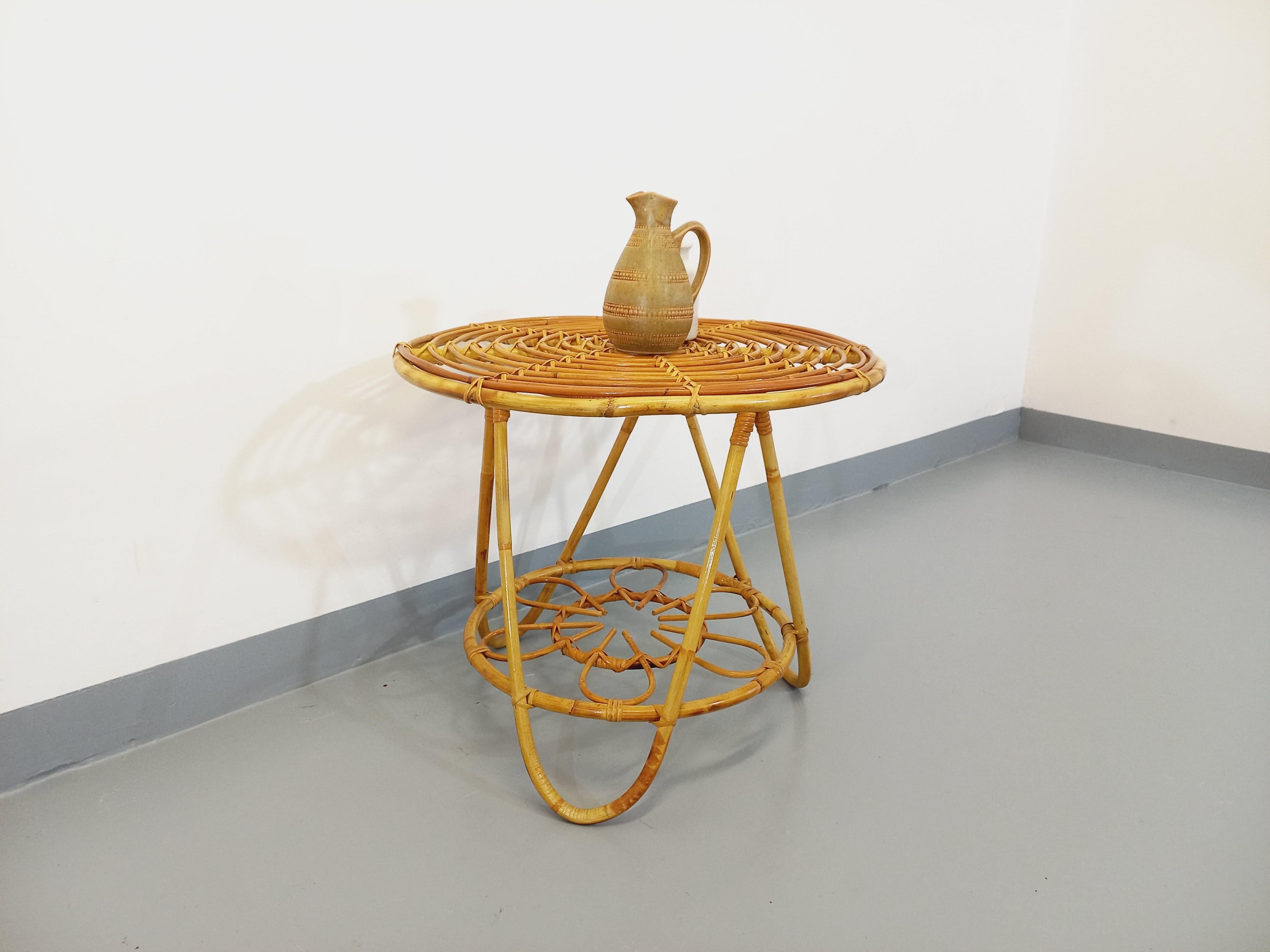 Table basse ou table d'appoint vintage des années 60, en rotin, plateau rond et plateau inférieur porte-revue, joli design, très bon état.
Réf. 230 815
Hauteur : 51 cm
Largeur : 61 cm
Profondeur : 61 cm
