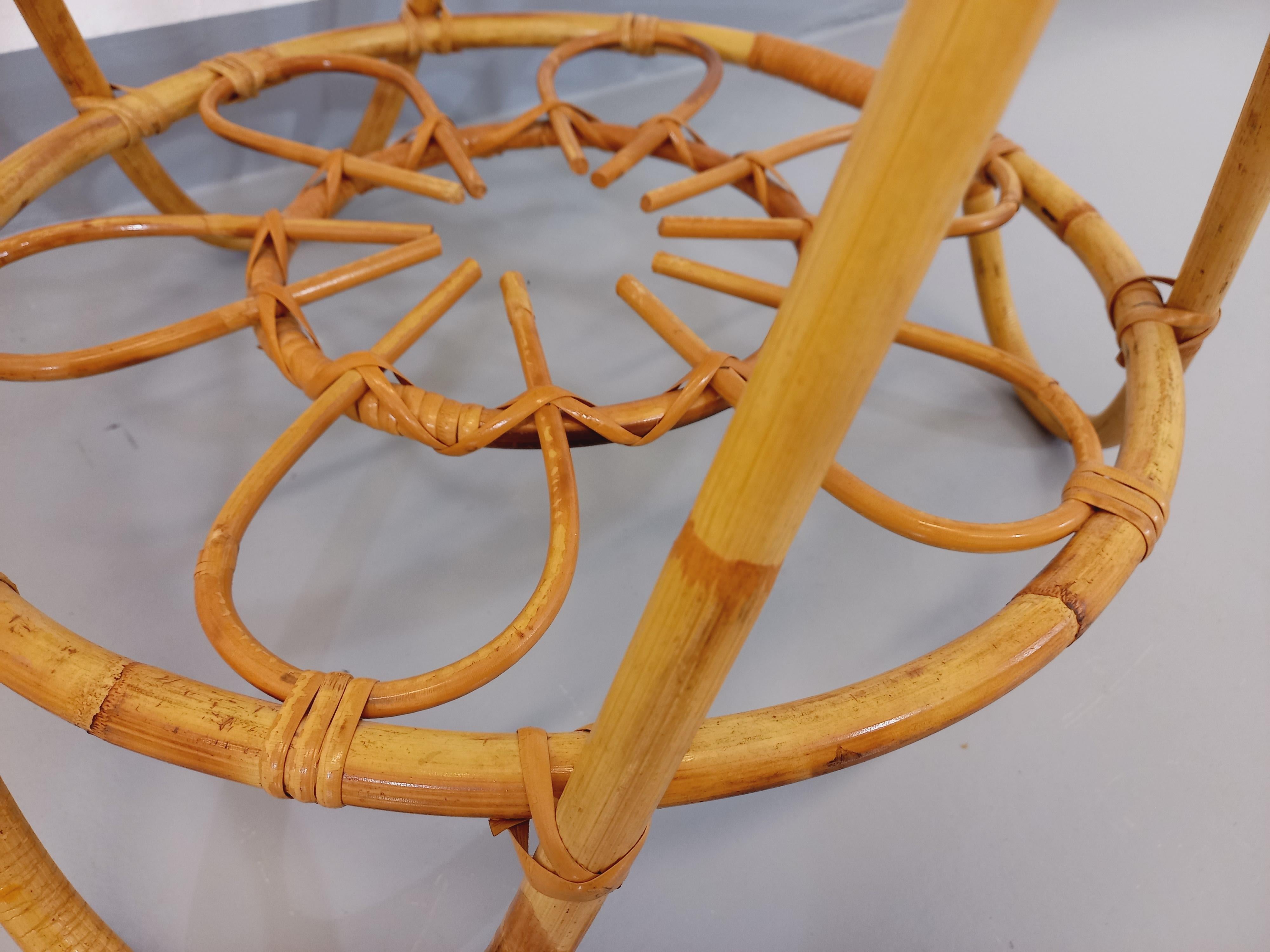 Français Table basse ronde avec plateau porte-revue en rotin vintage des années 60 en vente