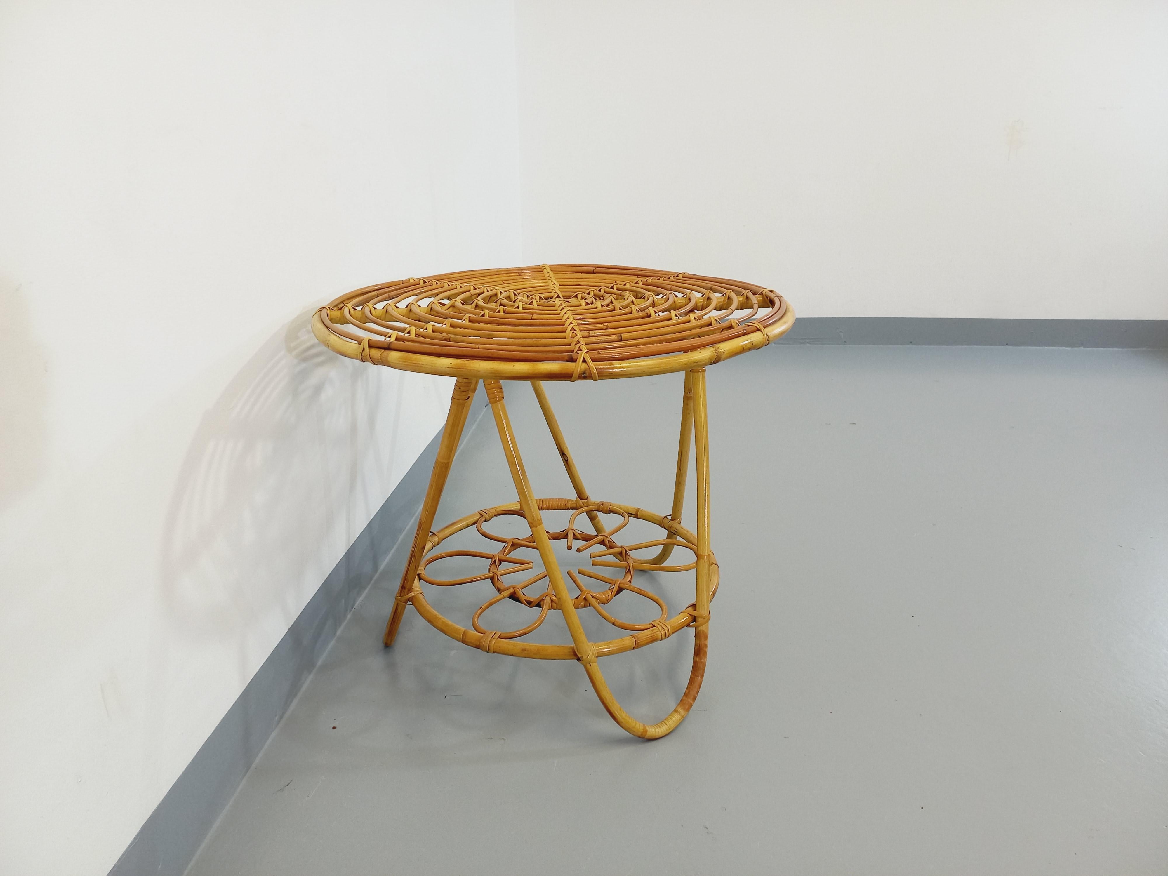 Rotin Table basse ronde avec plateau porte-revue en rotin vintage des années 60 en vente