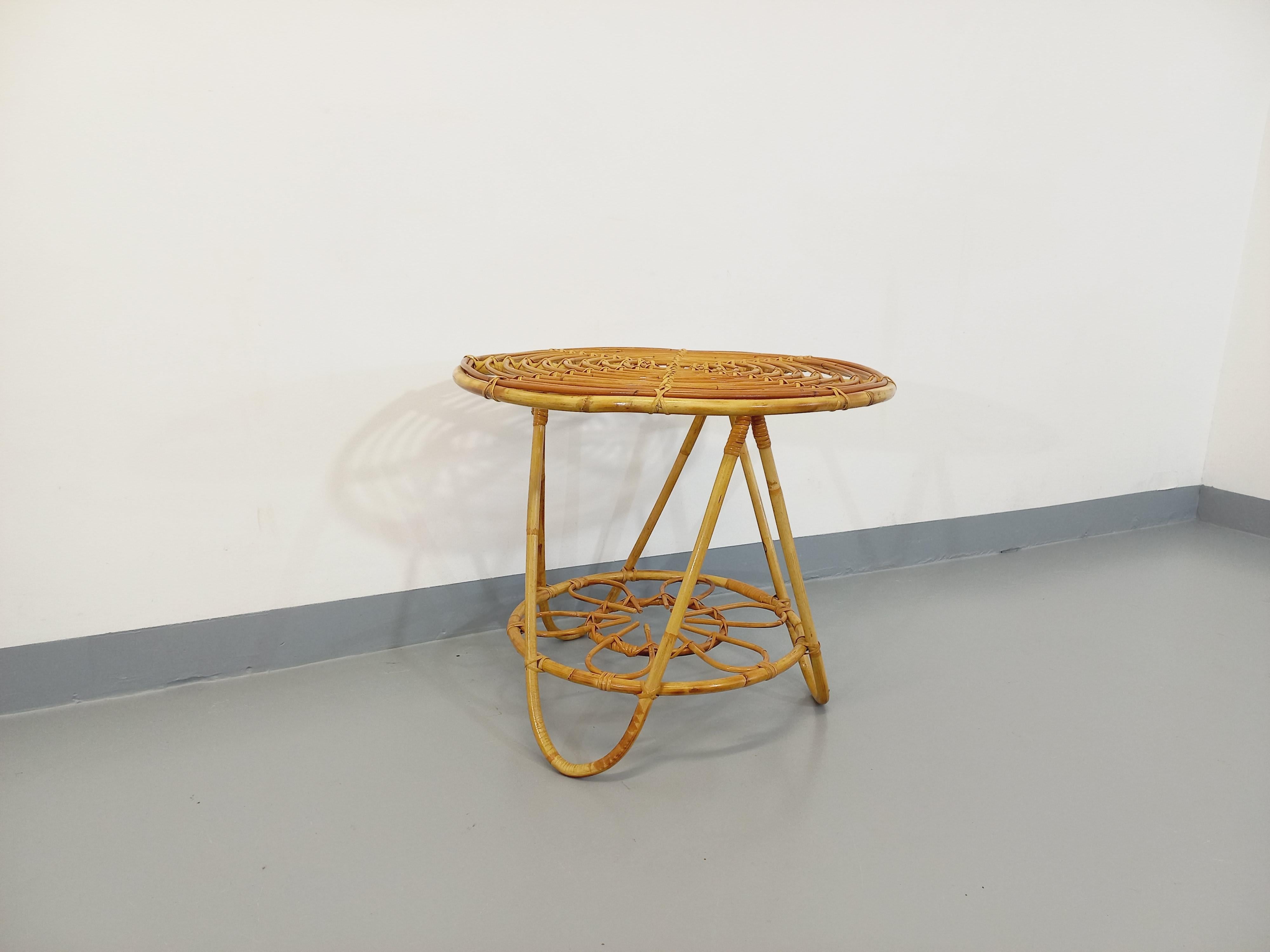 Table basse ronde avec plateau porte-revue en rotin vintage des années 60 en vente 1