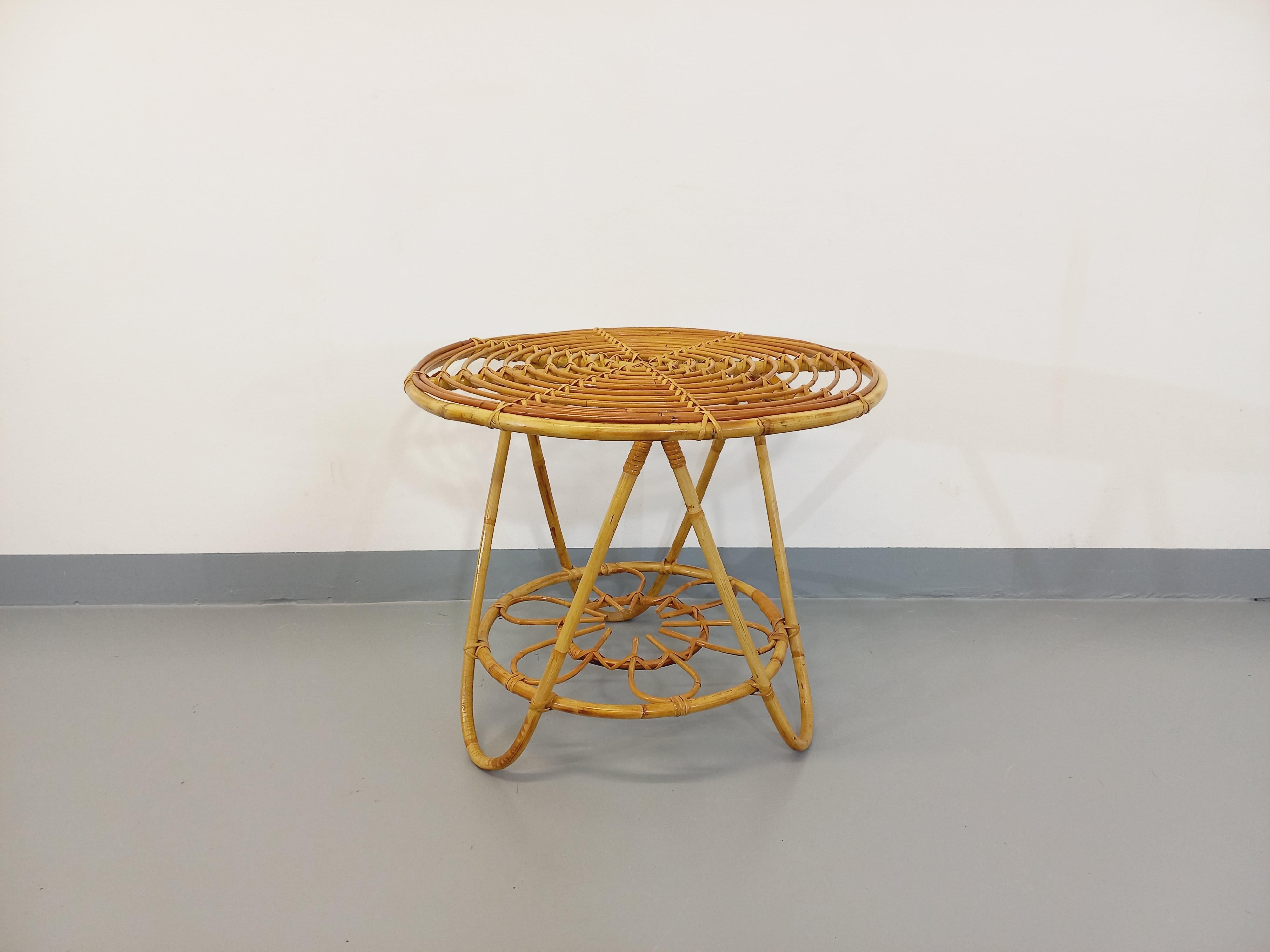 Table basse ronde avec plateau porte-revue en rotin vintage des années 60 en vente 2
