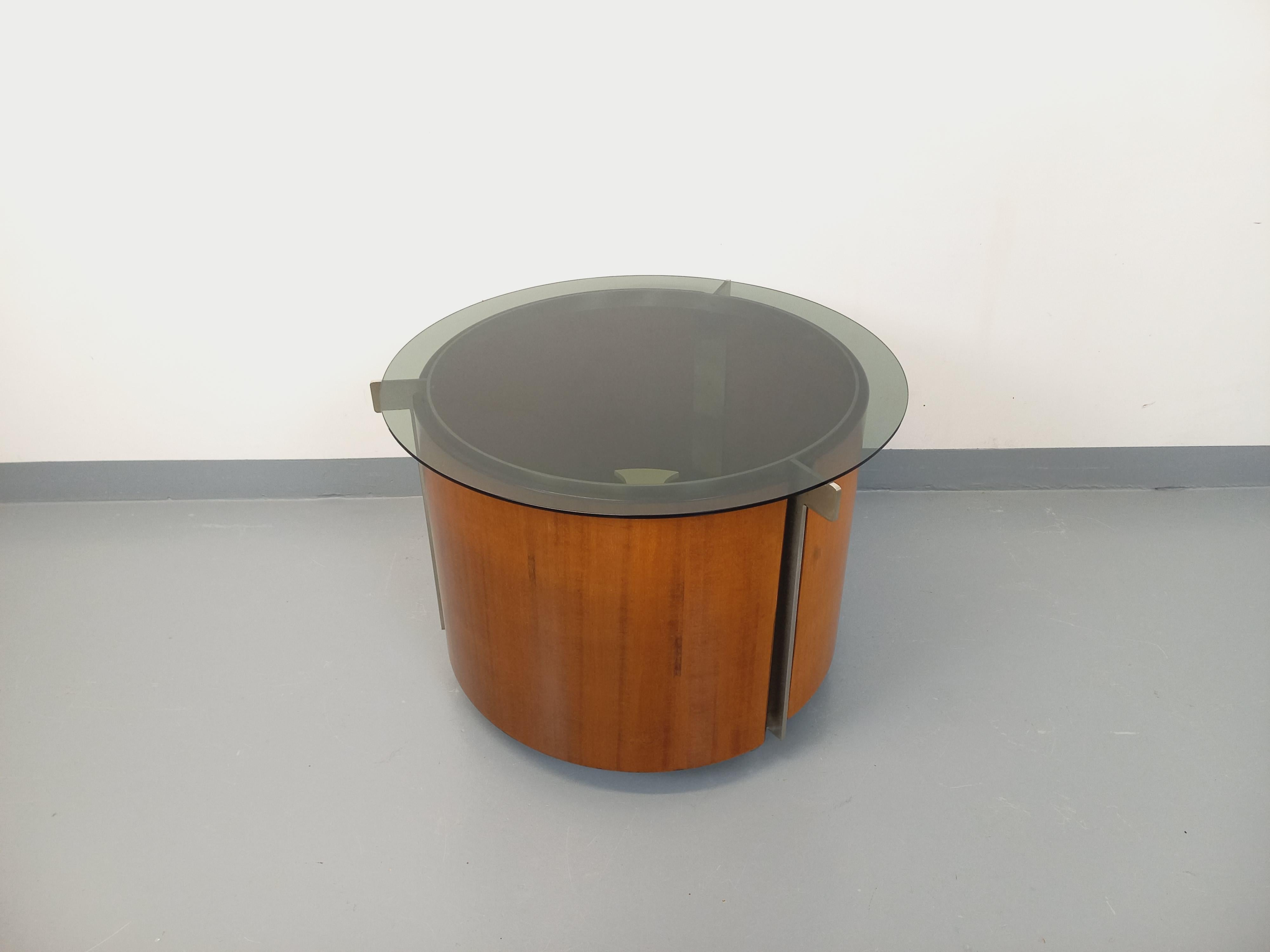 Table basse ronde vintage des années 60, magnifique design italien attribué à Eugenio Gerli pour Tecno, modèle original et rare, en teck courbé et fonte d’aluminium, sur roulettes, partie bar intégrée rotative pour 6 bouteilles en mélaminé écru,
