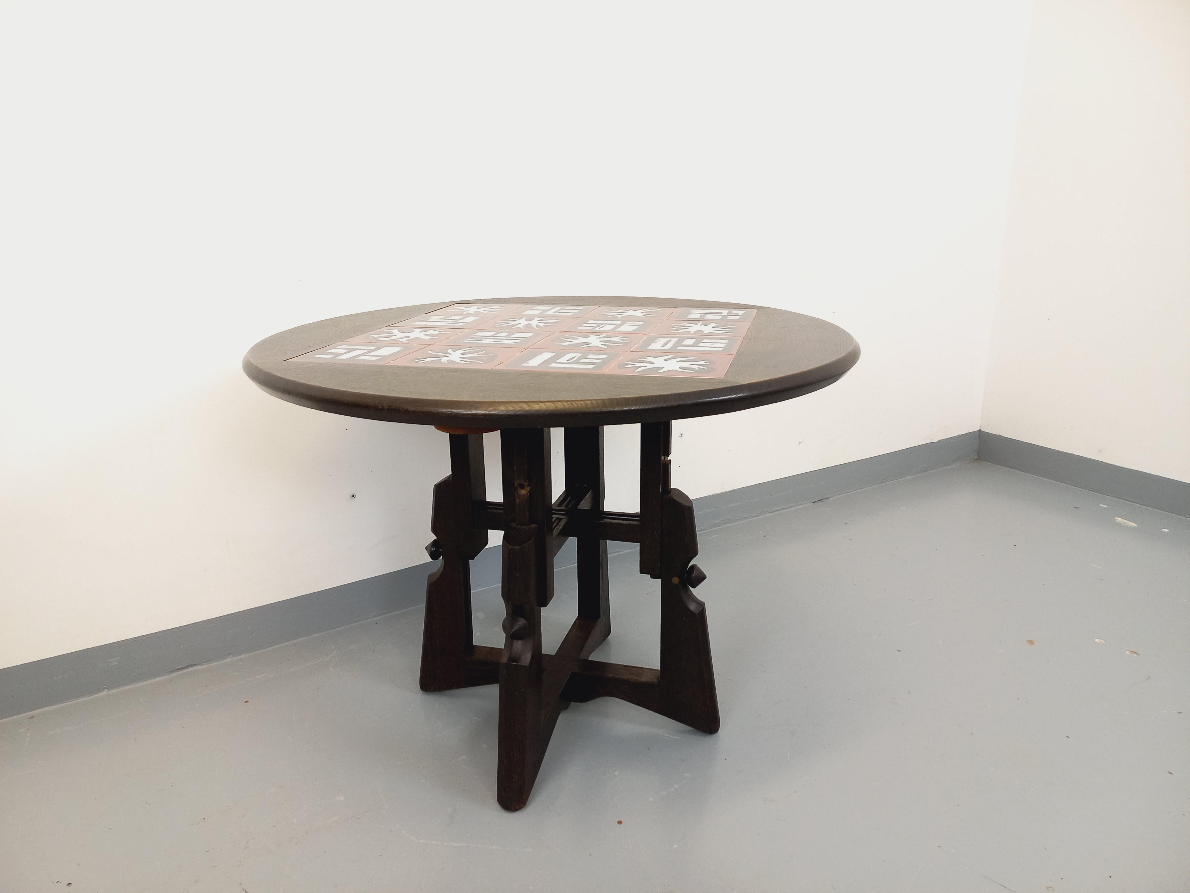 Table basse ronde vintage des années 50 60, Module en table à manger ou de jeu en se soulevant de 22 cm, dite 
