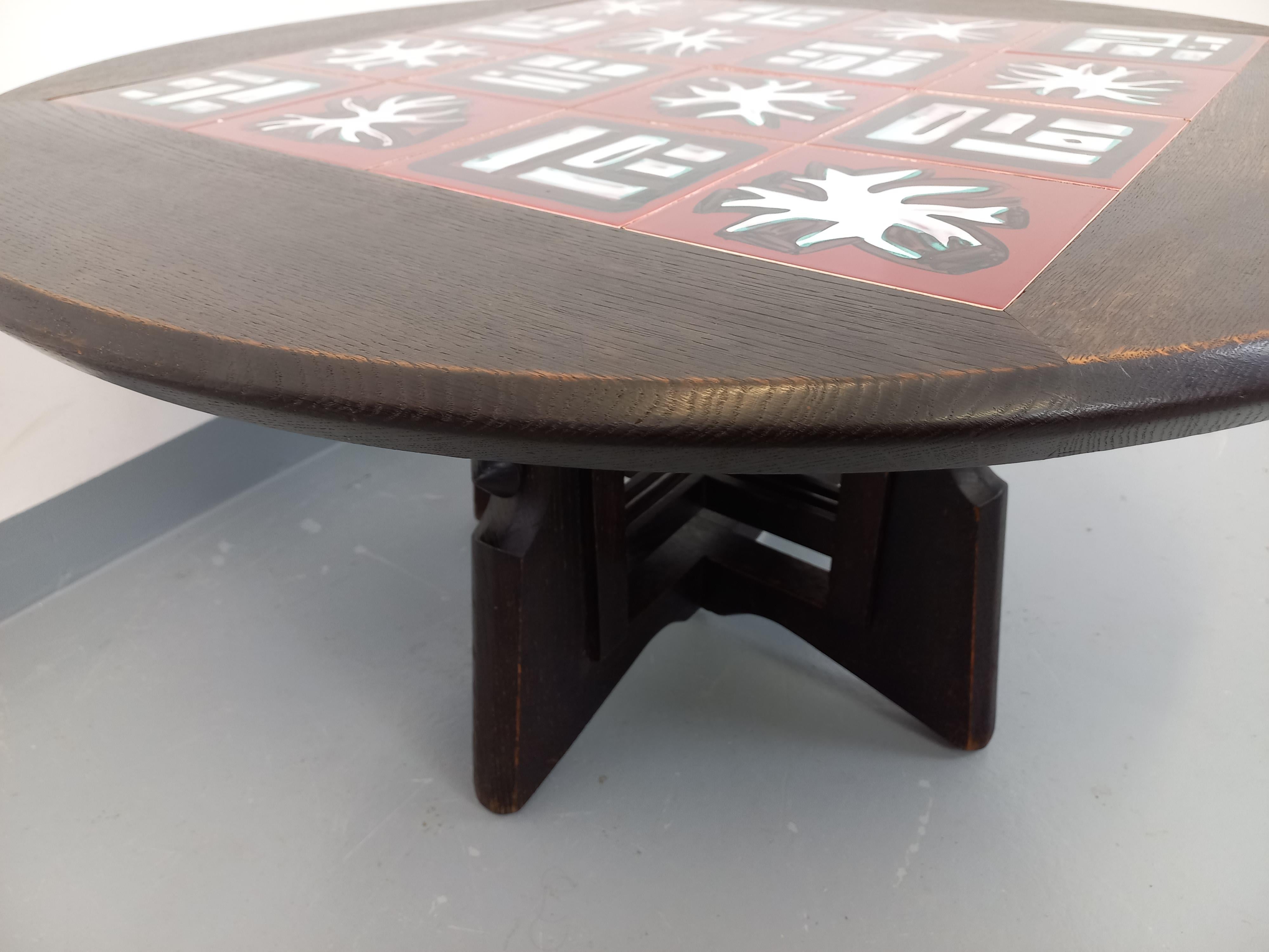 Milieu du XXe siècle Table basse ronde modulable Guillerme et Chambron en chêne massif et céramique en vente