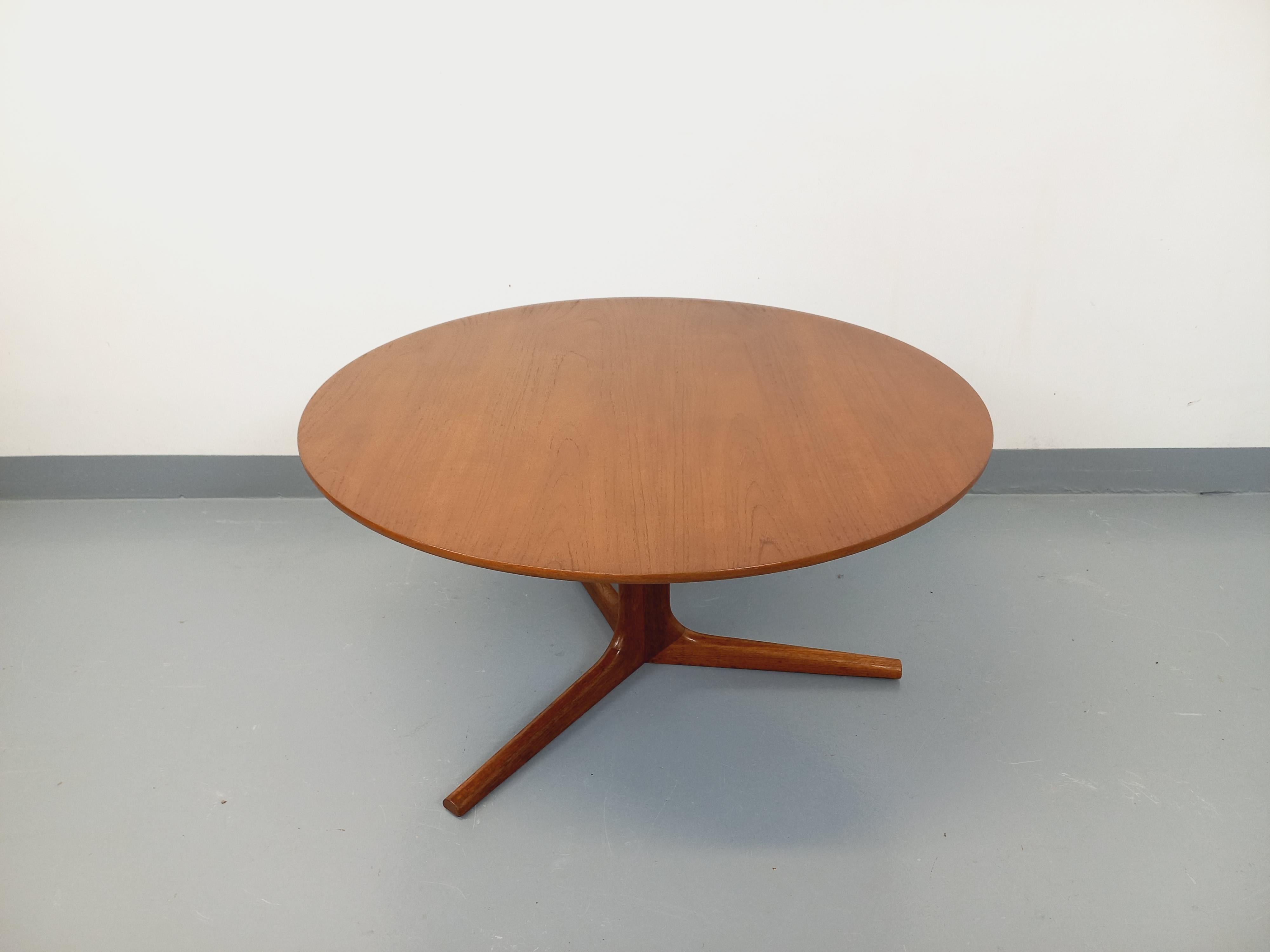 Table basse scandinave vintage des années 60, attribuée au designer danois Bernhard Pedersen & Son, en teck, plateau rond, joli pied central à 3 branches, très bon état général, plateau poncé et verni.
Ref 250 303
Hauteur : 45 cm
Largeur : 90
