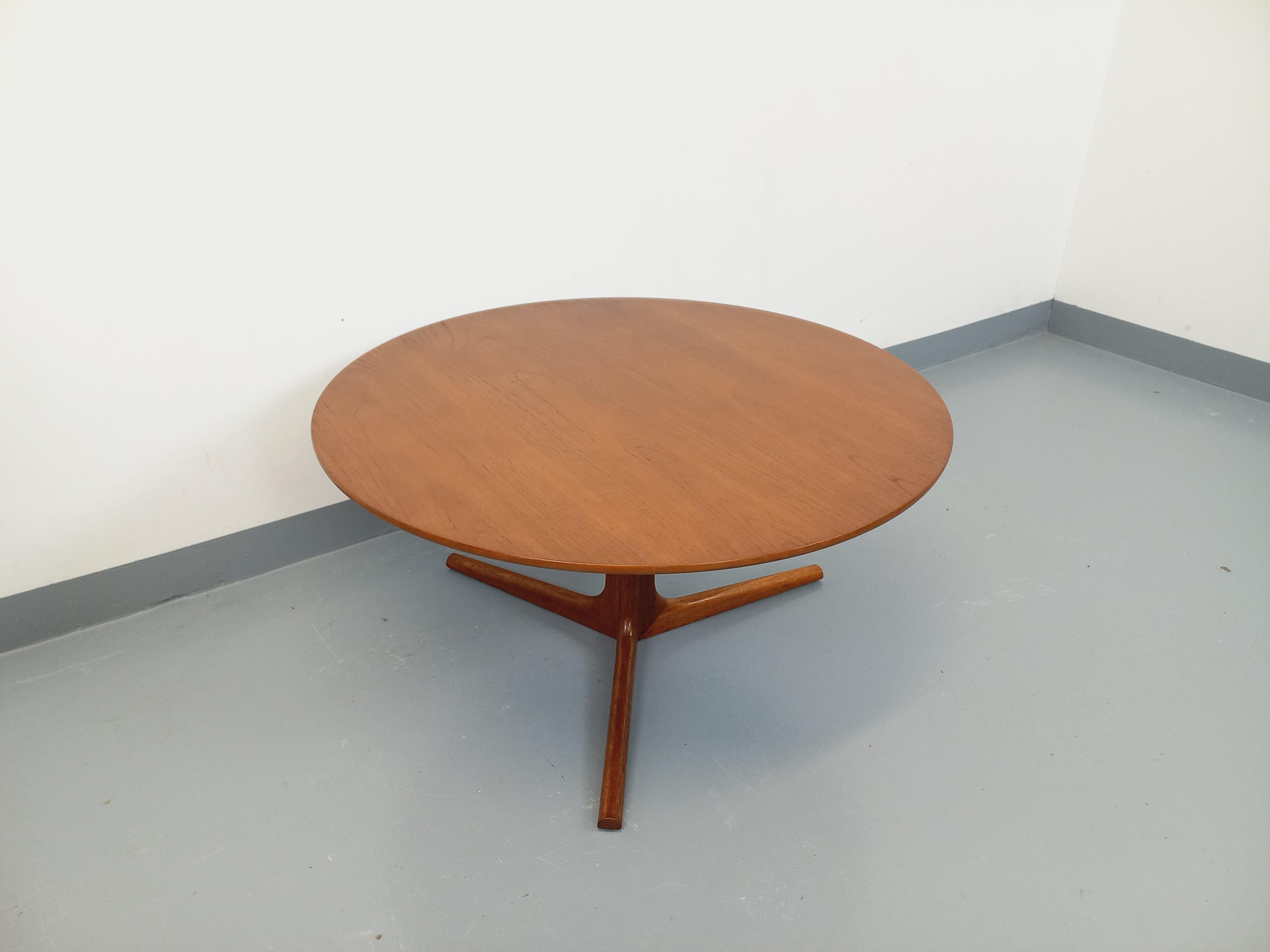 Scandinavian Modern Table basse ronde scandinave danoise vintage Bernhard Pedersen & Son en teck For Sale