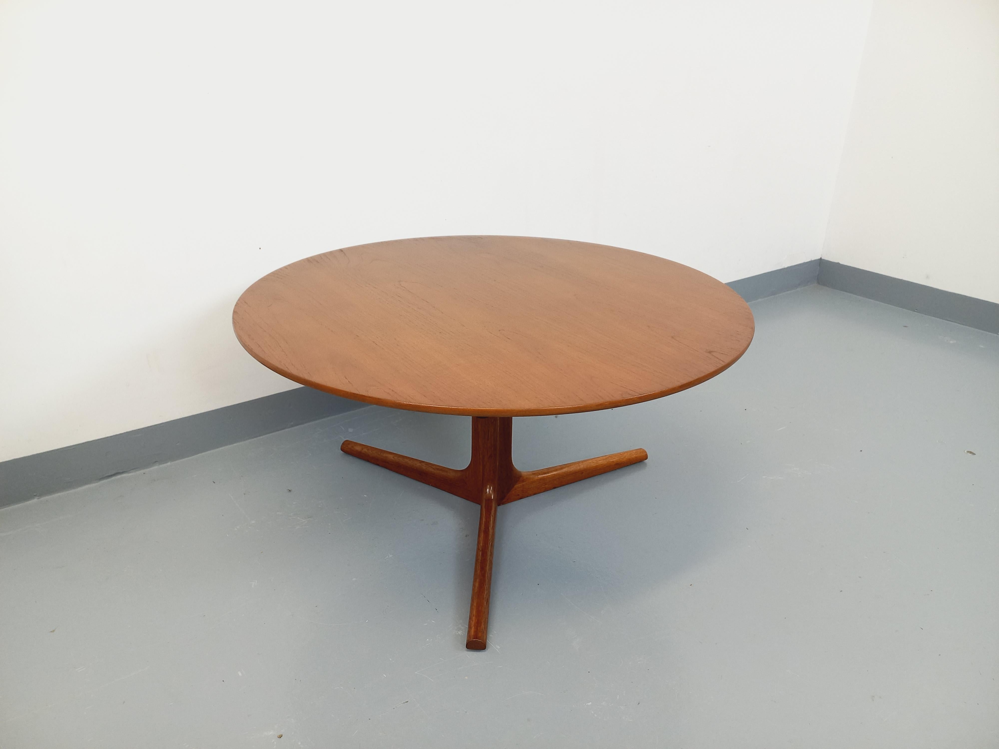 Scandinavian Table basse ronde scandinave danoise vintage Bernhard Pedersen & Son en teck For Sale
