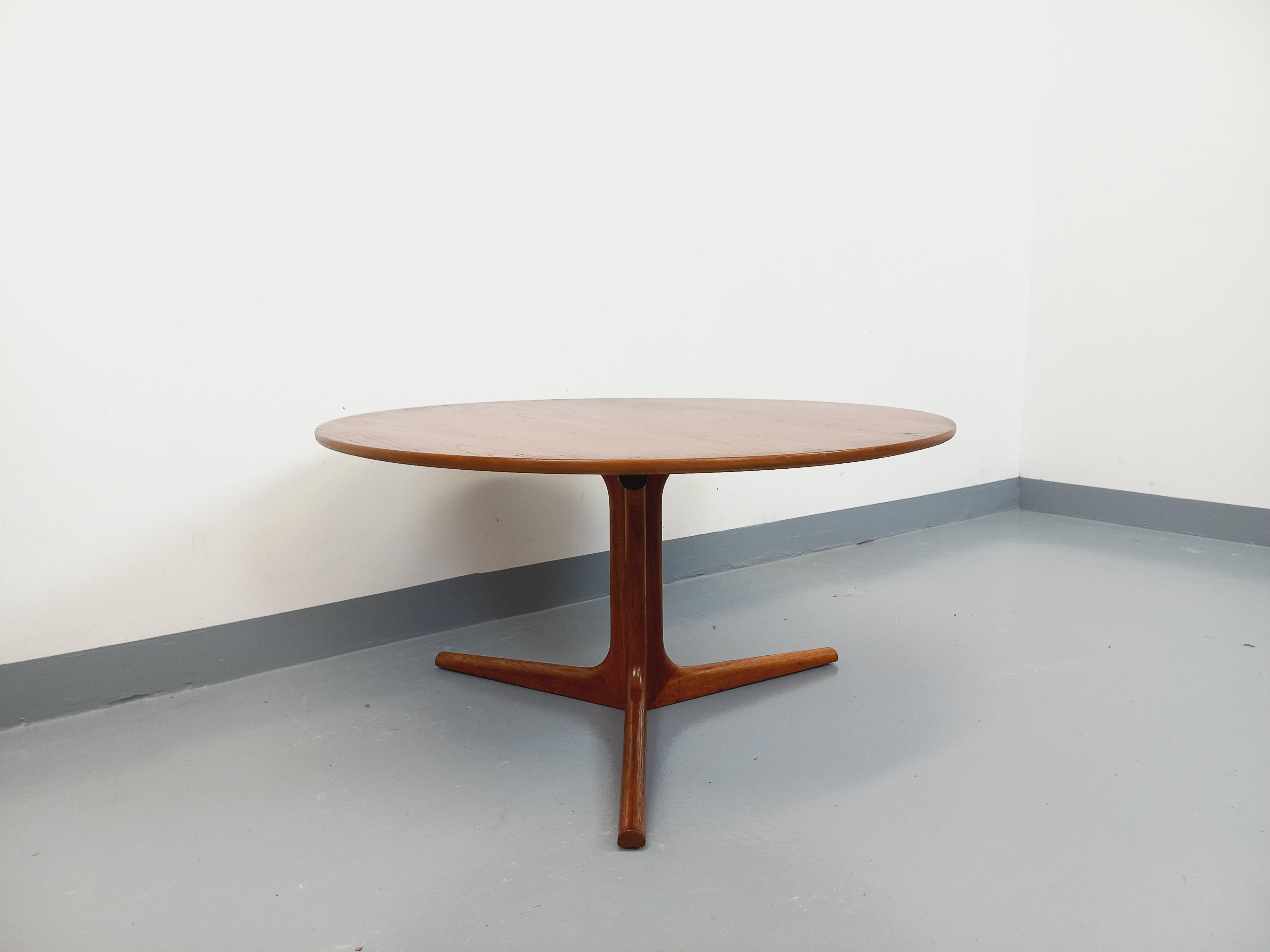 Table basse ronde scandinave danoise vintage Bernhard Pedersen & Son en teck In Good Condition For Sale In BESANÇON, FR