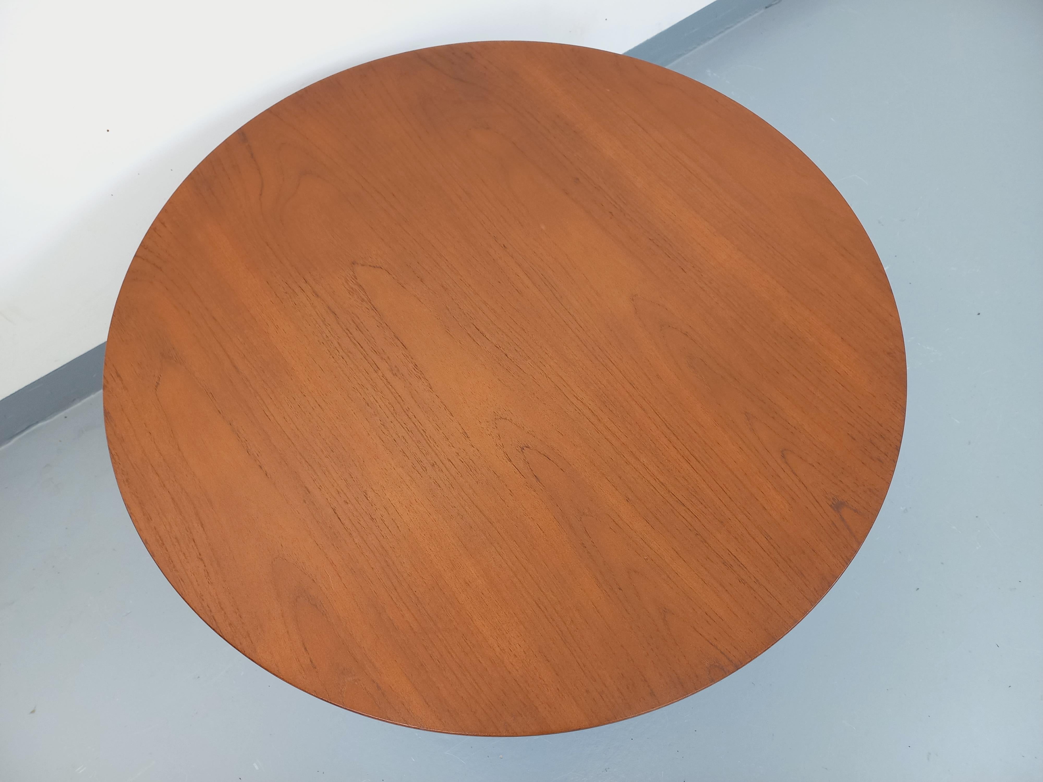 Mid-20th Century Table basse ronde scandinave danoise vintage Bernhard Pedersen & Son en teck For Sale