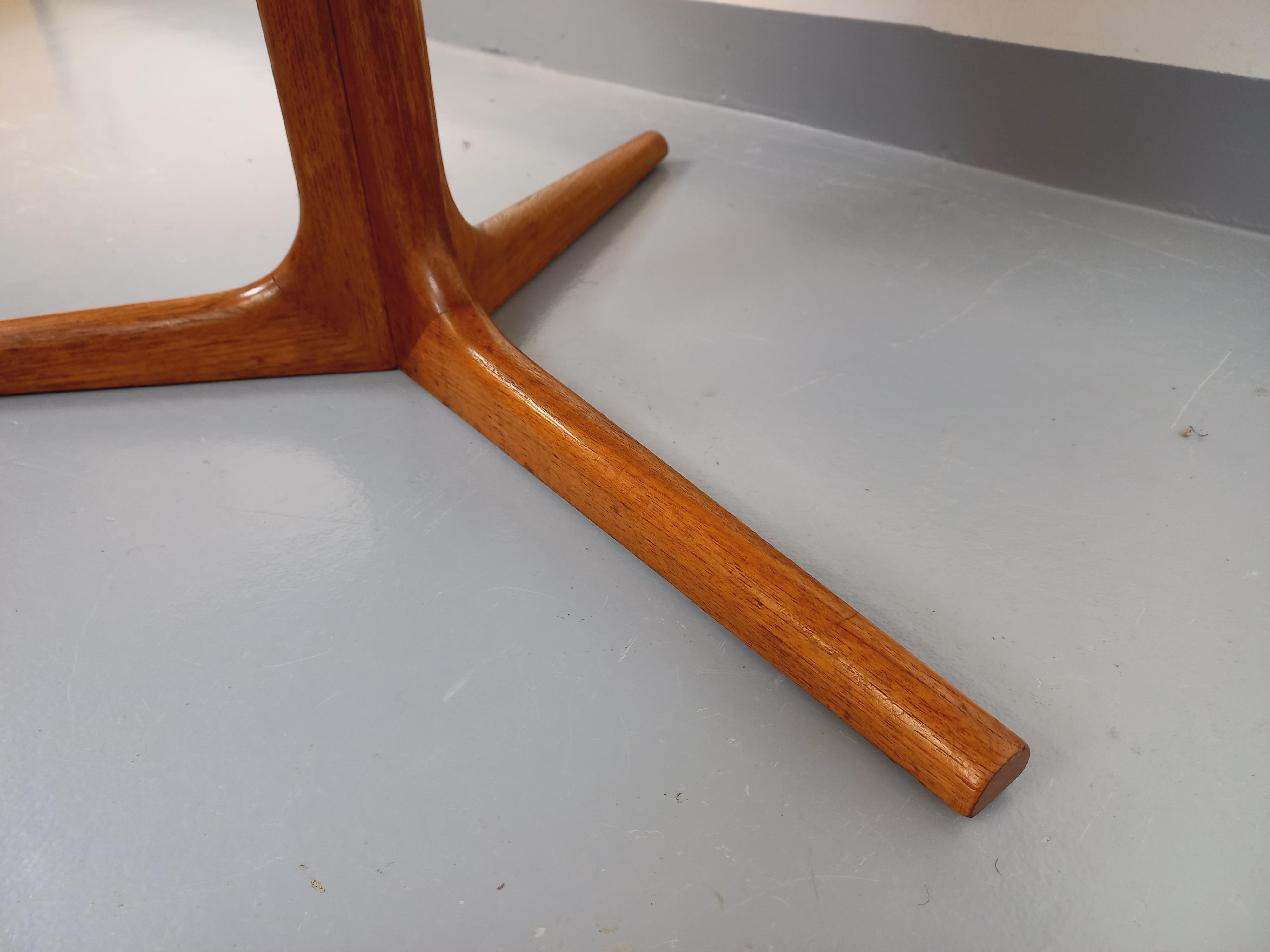 Table basse ronde scandinave danoise vintage Bernhard Pedersen & Son en teck For Sale 1