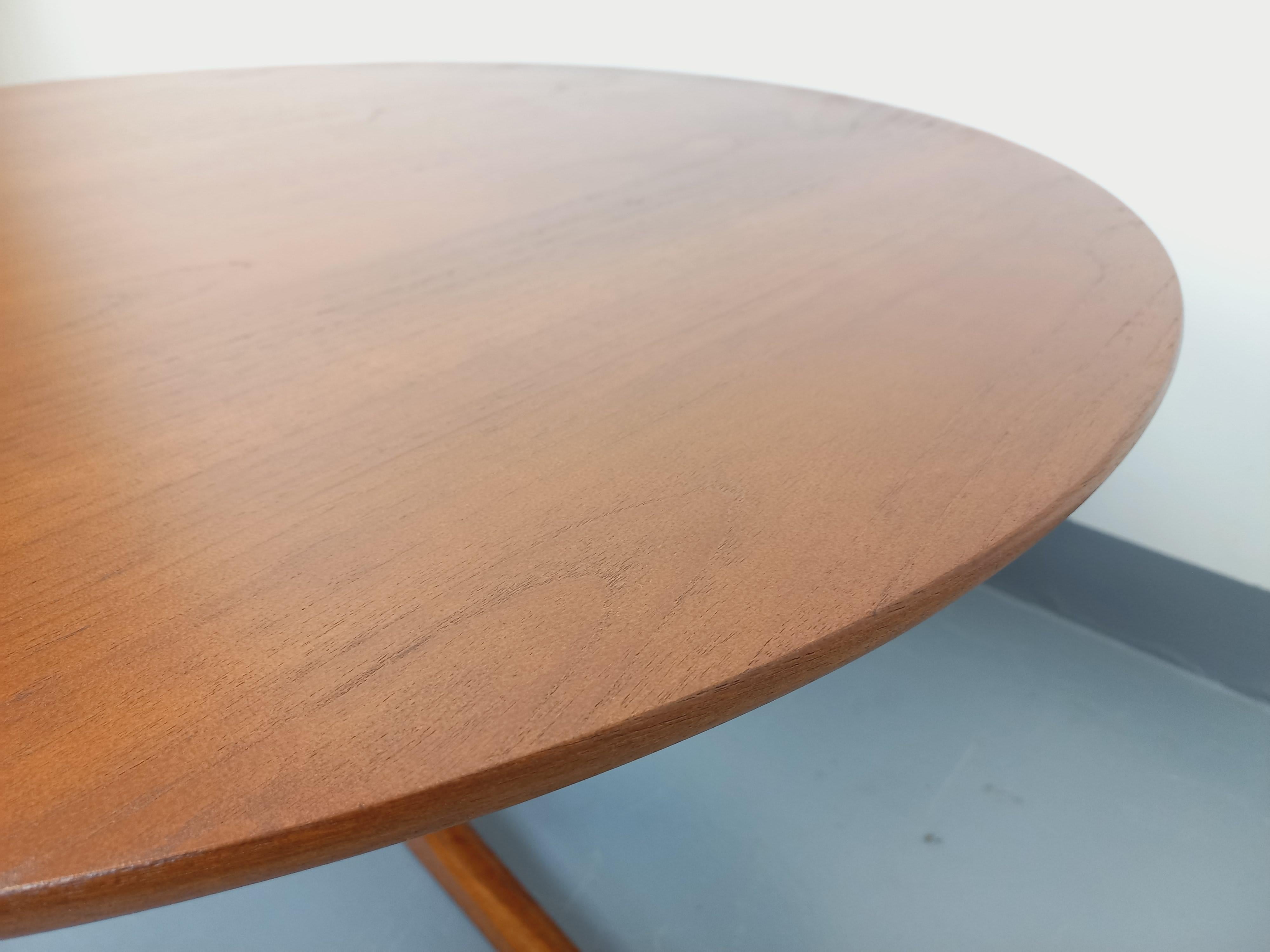 Table basse ronde scandinave danoise vintage Bernhard Pedersen & Son en teck For Sale 2