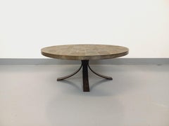 Table basse ronde vintage brutaliste en métal et ardoise des années 70