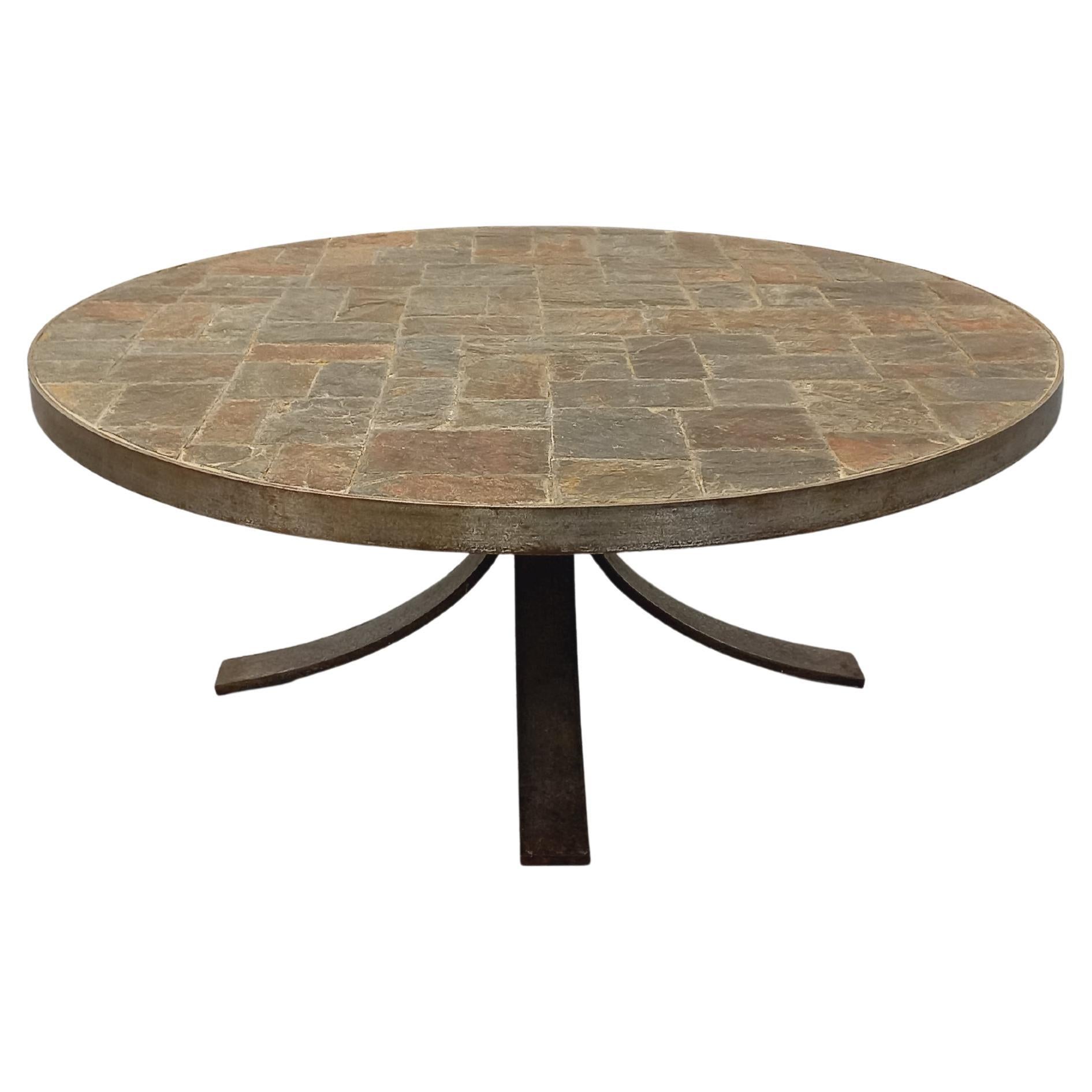 Table basse ronde vintage brutaliste en métal et ardoise des années 70