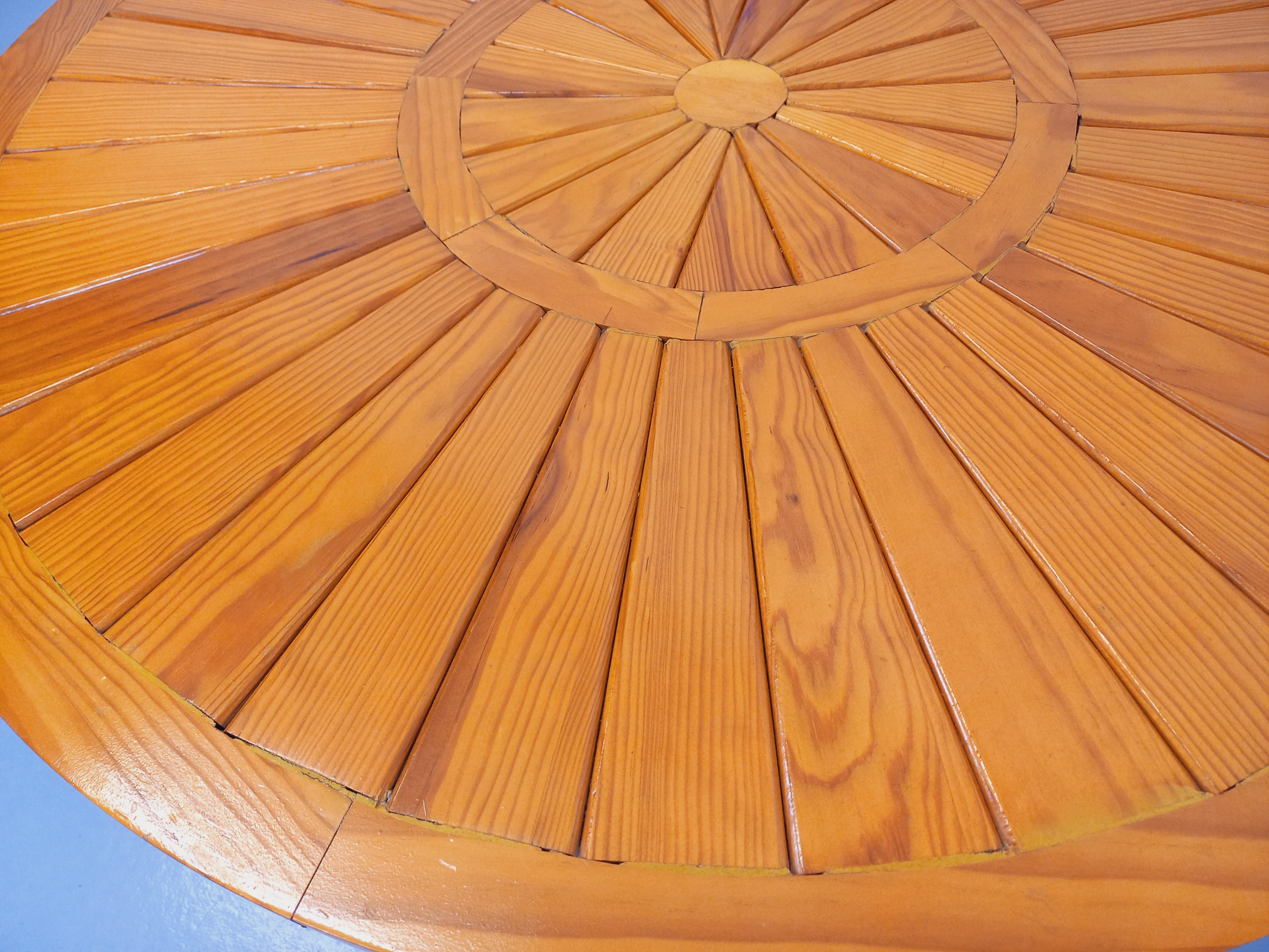 Table basse ronde vintage en pin des années 70 For Sale 3
