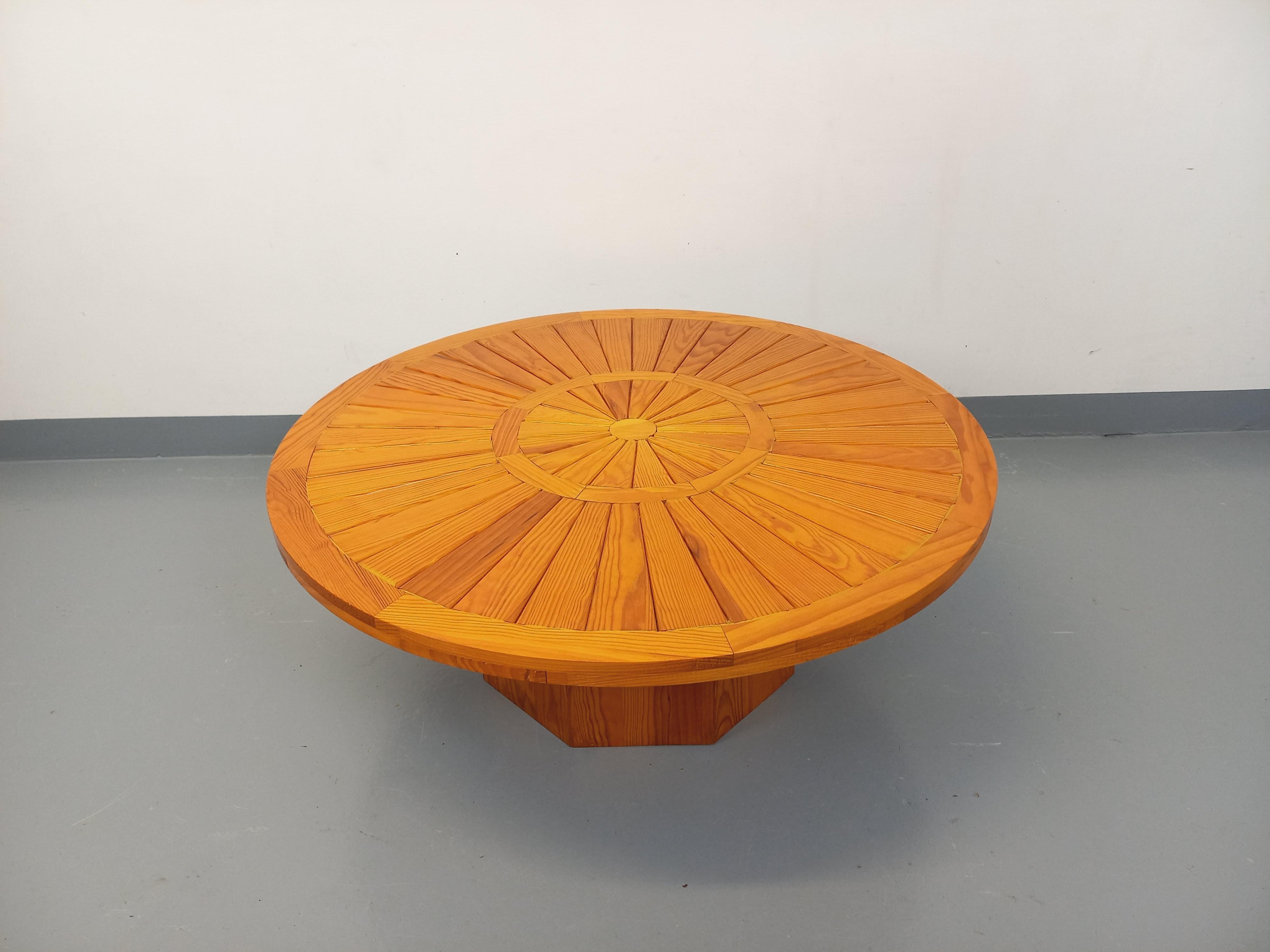 Table basse ronde vintage des années 70, structure, piétement et plateau à lattes en bois de pin, pied octogonal, très bon état général.
Ref 250 409
Hauteur : 38 cm
Largeur : 100 cm
Profondeur : 100 cm
