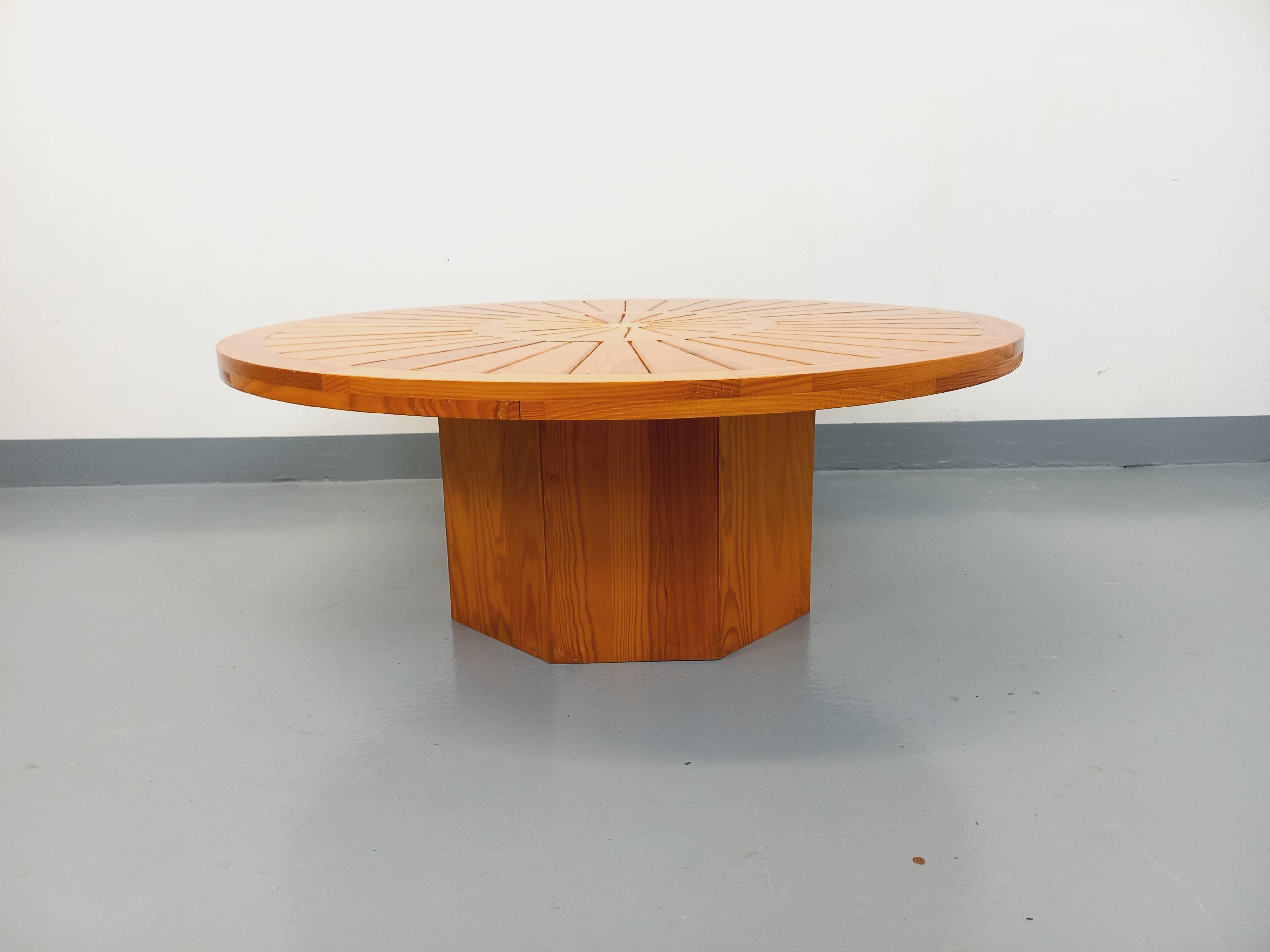 Scandinavian Modern Table basse ronde vintage en pin des années 70 For Sale