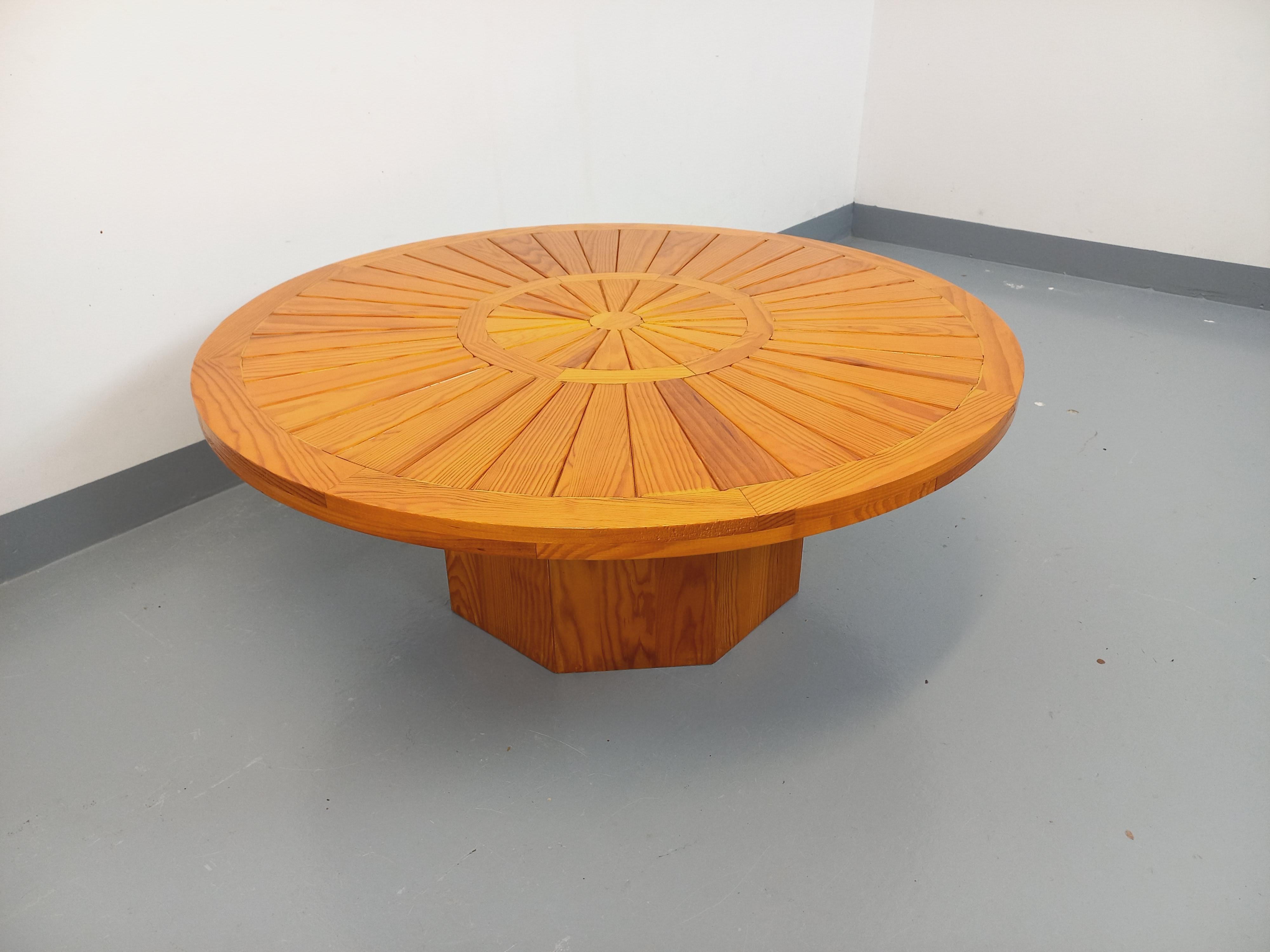 Scandinavian Table basse ronde vintage en pin des années 70 For Sale