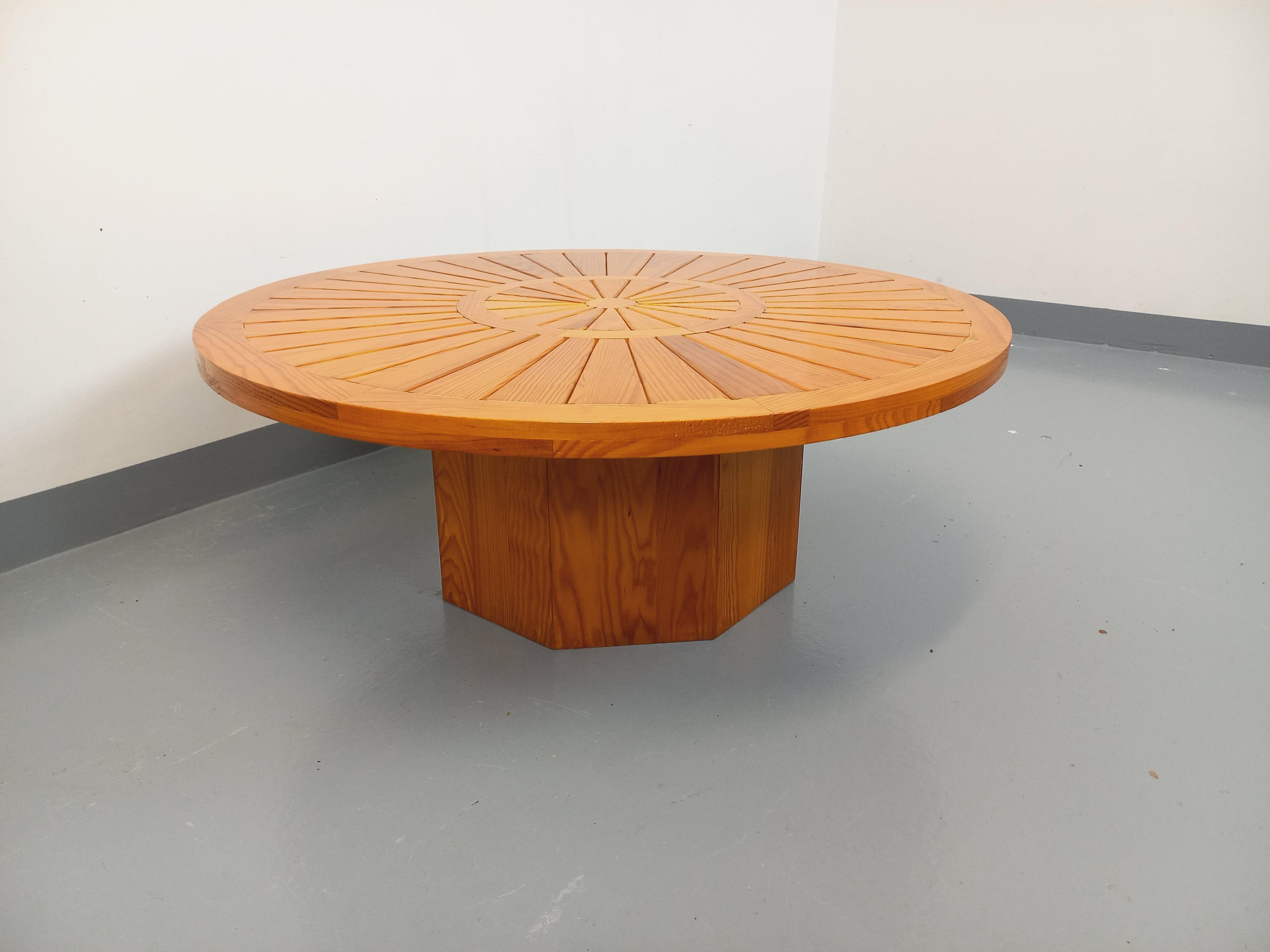 Table basse ronde vintage en pin des années 70 In Good Condition For Sale In BESANÇON, FR