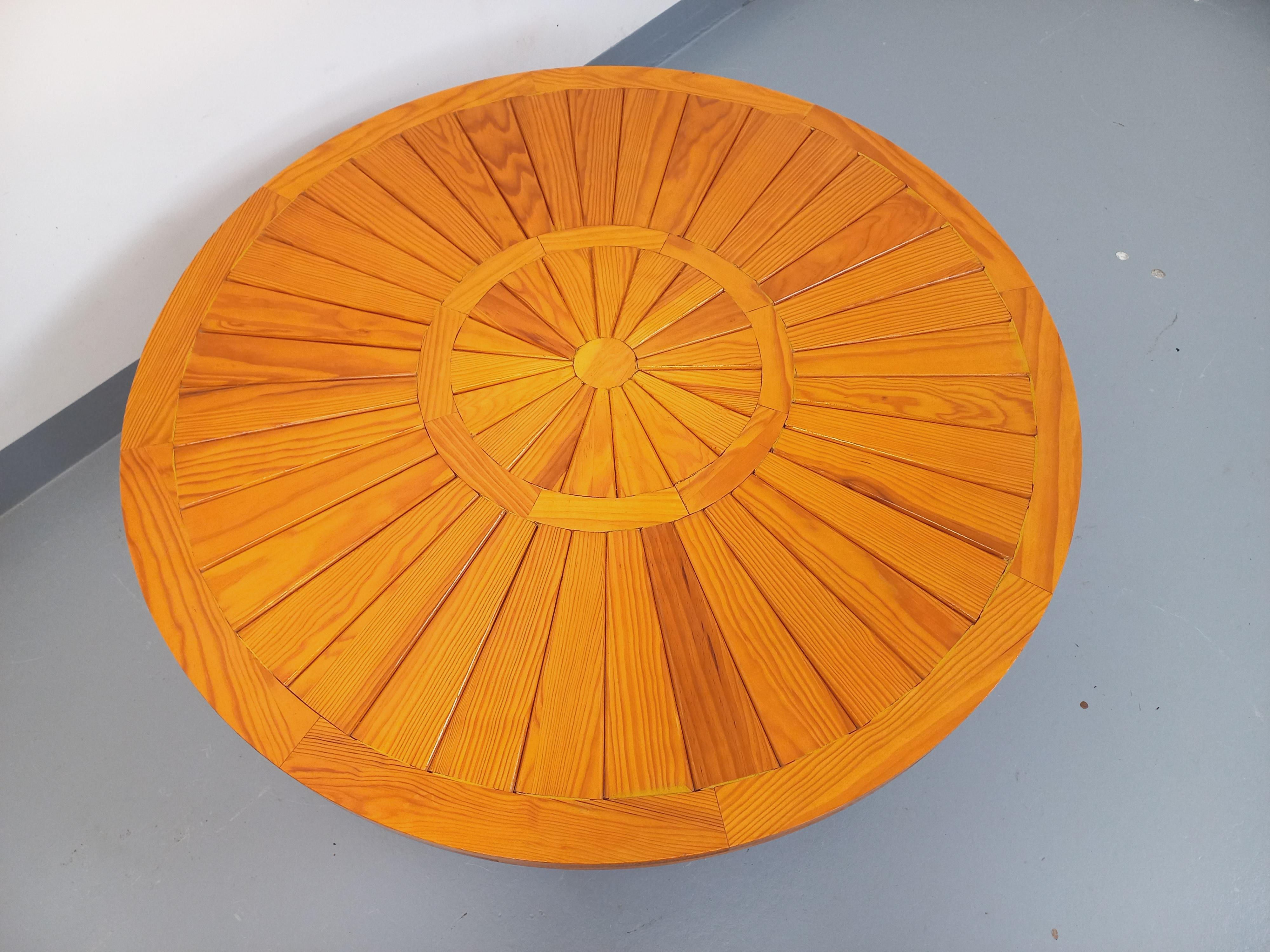 Late 20th Century Table basse ronde vintage en pin des années 70 For Sale