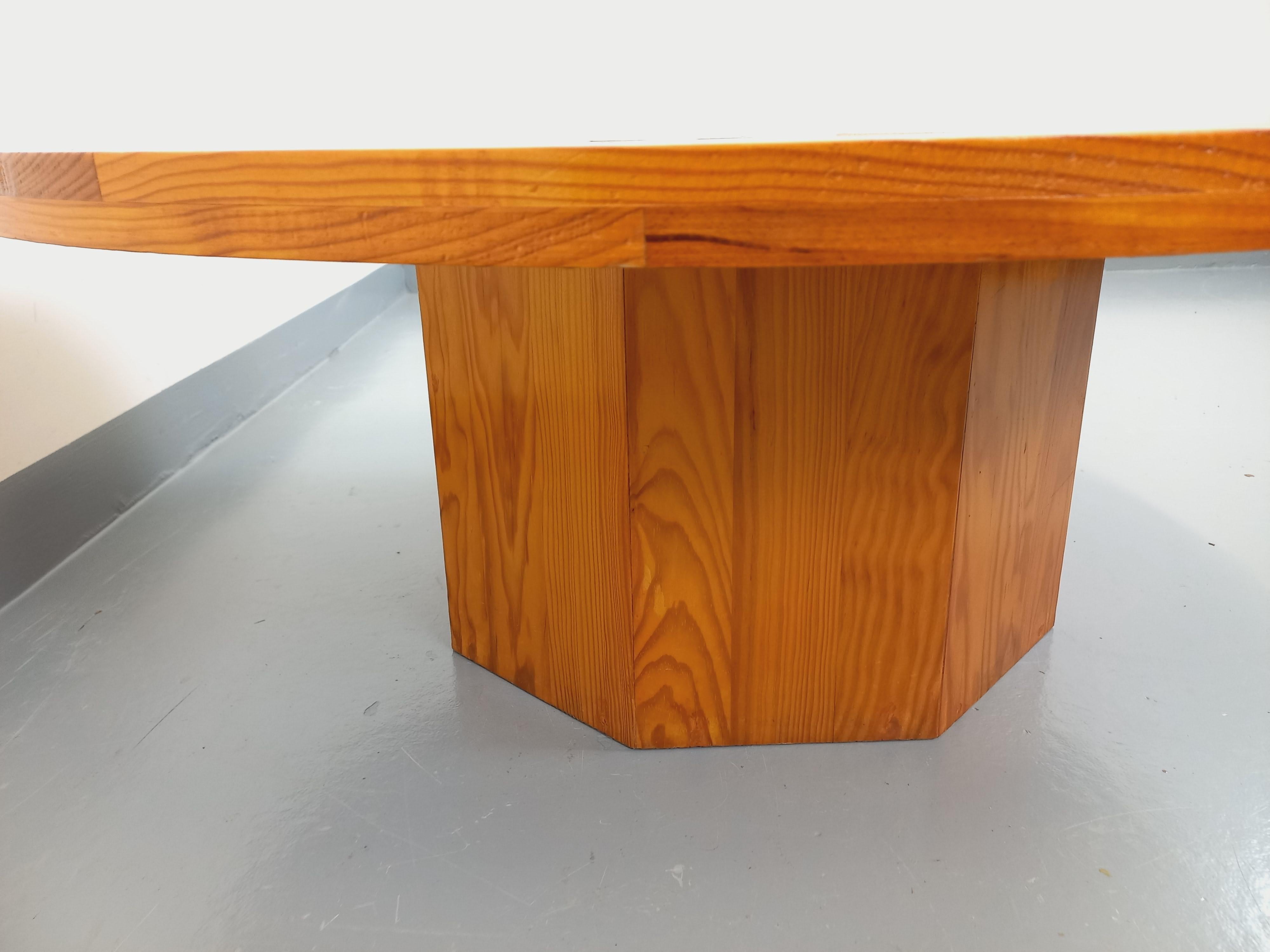 Table basse ronde vintage en pin des années 70 For Sale 1